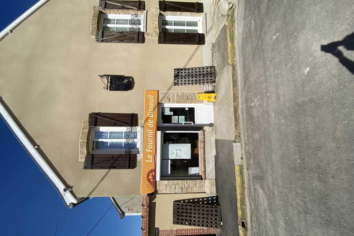 Cause future départ en retraite, vends boulangerie pâtisserie dans village champenois. Un appartement est situé en dessus.