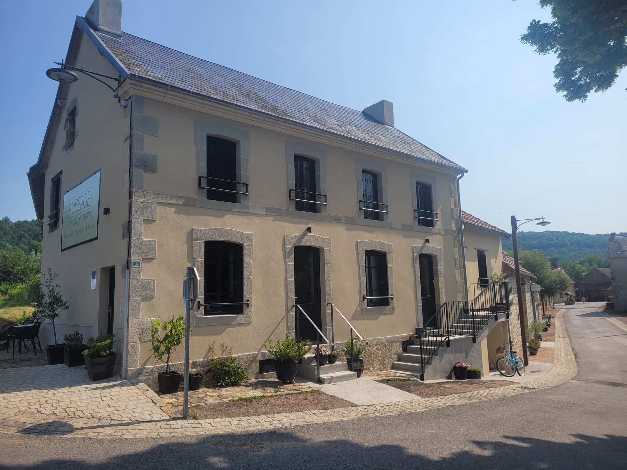 Les atouts :
✓ Notoriété de l'établissement
✓ Fort potentiel de développement
✓ Clientèle locale et touristique fidèle
✓ Parking spacieux à proximité

L'activité :
Vous souhaitez reprendre un établissement de caractère au coeur de la campagne creusoise ?
La commune de Chambonchard recherche un repreneur pour ce lieu convivial et bien connu des habitants et des visiteurs.
Tous les projets sont les bienvenus: gastronomique, traditionnel, cuisine du terroir, bistrot rural, ou encore concept original...

Le Local :
Superficie de 290 m² composée
> d’une partie habitation 140 m² au sol et 115 m² au 1er étage :
• 4 chambres (dont 1 PMR) avec salles de bain privatives. Possibilité d’exploiter certaines en chambres d’hôtes selon la composition familiale du gérant
• Une cuisine équipée
• Une pièce à vivre spacieuse

> et d’une ancienne grange réhabilitée pour accueillir l’auberge 135 m² au sol :
• Salle de 38 couverts à taille humaine, ambiance chaleureuse
• Terrasse de 40 couverts
• Établissement aux normes PMR
• Cuisine professionnelle récente et entièrement aux normes.
• Travaux de rénovation réalisés en 2022. Climatisation réversible installée en 2024.

L'environnement :
Auberge située sur un axe touristique, à proximité des gorges du cher et dans un environnement verdoyant et bucolique.
Elle séduit par son esthétique soigné en combinant convivialité et fonctionnalité.
Elle bénéficie d’une excellente notoriété locale, avec une clientèle fidèle, de passage et touristique.
Elle est située à seulement 35 minutes de Montluçon et 15 min d'Évaux-Les-Bains. Le restaurant attire de nombreux curistes et touristes se rendant à Évaux-les-Bains ou Chambon-sur-Voueize.
De plus, la commune constitue une halte idéale pour les cyclotouristes du fait de sa proximité avec plusieurs itinéraires cyclables : la véloroute Est Creuse (V87), la boucle de Chambonchard (53,6km), les routes vallonnées de la Combrailles (559m de dénivelé qui traverse la vallée de Chambonchard) et la Vagabonde (Montluçon-Montauban).

Informations pratiques:
Le prix de vente du fonds de commerce est de 85 000€.
Les prix des loyers sont de
• 707 € / mois pour l’auberge (restaurant et chambres d’hôtes)
• 404 € / mois pour la partie habitation/chambres d’hôtes
La commune est prête à accompagner le repreneur dans son installation : mise en relation, communication locale...