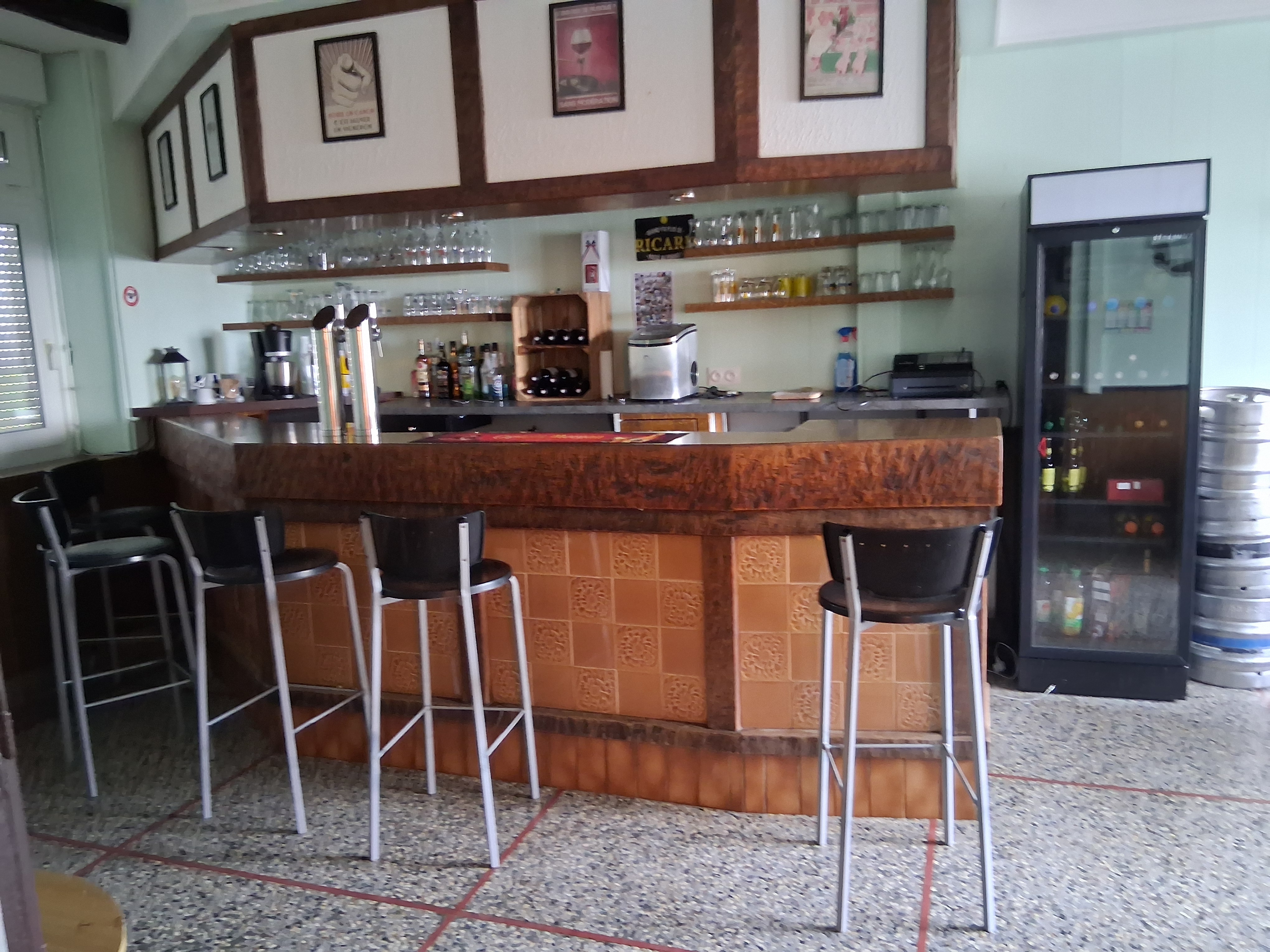 URGENT : La commune de Larodde (63) cherche un cuisinier pour gérer et tenir son auberge, bar, restaurant.
Logement sur place. 

Café restaurant : Le local comprend au rez-de-chaussée : une entrée, une salle de bar, une salle de restauration, une cuisine équipée, un wc, une cave.
A l’arrière-boutique : une chaufferie, la plonge, une cave, un garage-dépôt.

Logement de(s) exploitant(s) : La commune loue l’appartement situé au 1er étage aux gérants. Il est composé d’un accès par escalier, un couloir de 6.70 m², un séjour de 12 m², 2 chambre de 12 m², un salon, une cuisine, une salle de bain de 6.70 m² comprenant douche et lavabo, un WC de 2.50 m².

Présentation de la commune : La commune de Larodde est située sur le canton « Le Sancy », dans l’arrondissement d’Issoire. Elle s’étend sur une superficie de 23.04 km² pour 301 habitants.
La commune compte plusieurs associations : Comité des fêtes, Association de danse, Athlétisme club Artense, Sancy Artense Foot, Association Loisirs et Partage, Société de pêche, société de chasse, société de tir, association des parents d’élèves, Sancy Artense pétanque..
Durant la période estivale, la population se développe du fait d’une clientèle touristique fréquentant le barrage de Bort les Orgues. Il en va de même lors des week-ends et des périodes de vacances avec une occupation importante des résidences secondaires.
Durant la période hivernale, c’est les stations de ski qui attirent la clientèle (La Tour d’Auvergne et Chastreix Sancy situés dans un rayon de 20 kms, Besse, Super Besse, La Bourboule, Le Mont-Dore). Près de 23 gîtes/meublés sont loués à chaque période de vacances scolaires.