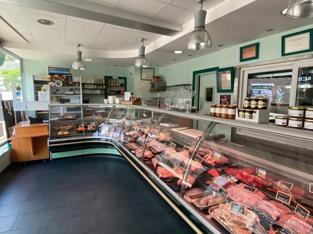 Vente boucherie-charcuterie-traiteur située dans un village très touristique en Corrèze.
Boutique 30m² environ, offrant un espace de vente accueillant et bien agencé.
Installation : Plusieurs chambres froides et un laboratoire de 58 m² environ, entièrement équipés et conformes aux normes.
Qualité des produits : Réputation solide basée sur des produits de qualité, issus de circuits courts avec les agriculteurs locaux et de fabrication maison.
Atout du commerce :
État des locaux et matériel : tout est en très bon état, permettant une reprise d'activité immédiate sans investissements supplémentaires.
 Possibilité d'élargir l'activité avec de l'e-commerce, une conserverie ou un service traiteur.
Aucun concurrent dans un rayon de 15 km, garantissant une clientèle fidèle et régulière.
Emplacement idéal situé sur un axe passant avec une belle visibilité et un stationnement facile.
CA 2023 : 481 000€
Possibilité d’acquérir les murs : 108 000€ FAI