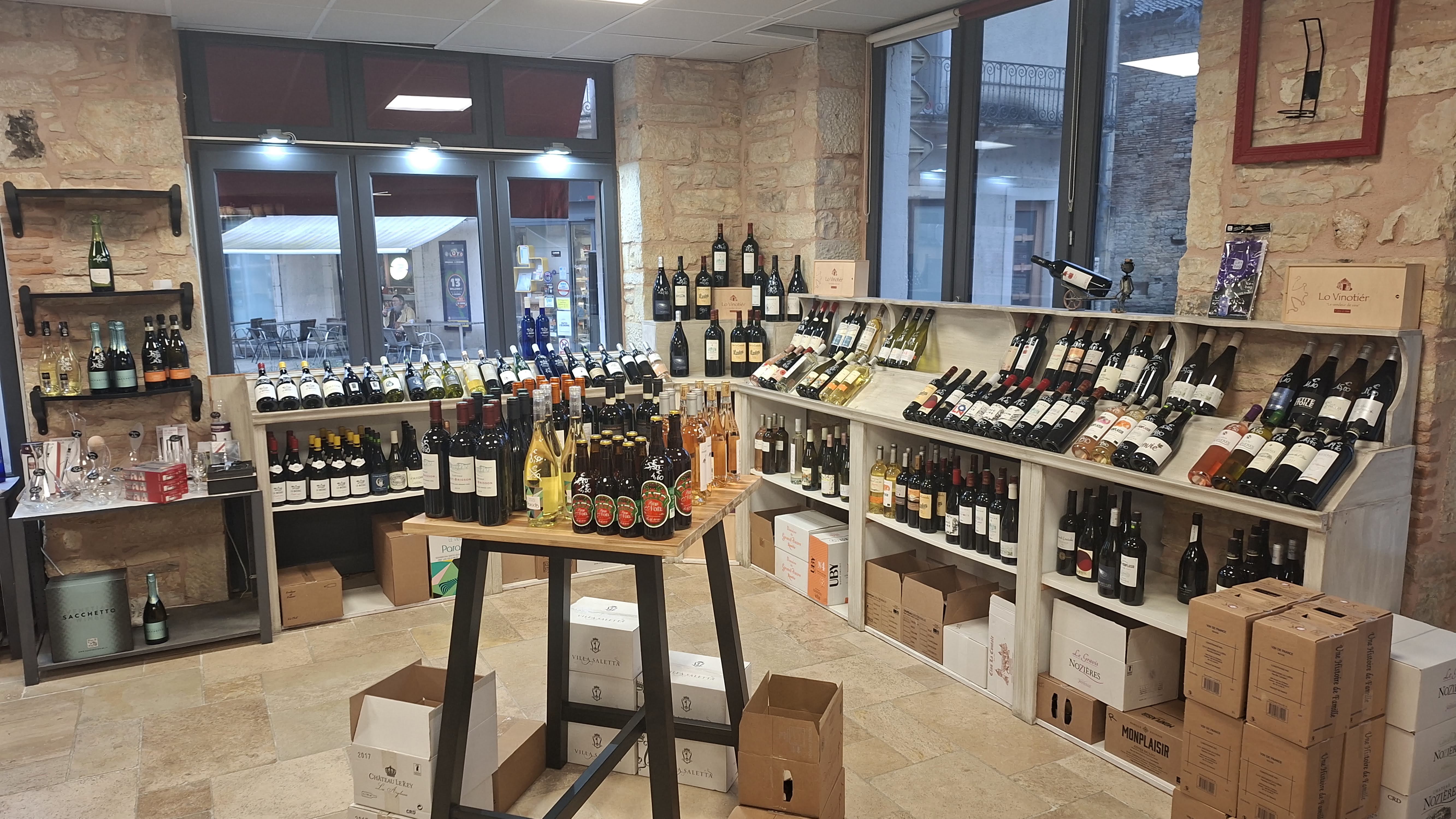Bonjour, 

Je suis propriétaire de ce local commercial idéalement situé en plein coeur du village de Catus. 
Ce commerce était occupé par Lo Vinotier (vente de vin et spiritueux). 

La surface est d'environ 50m2, avec un coin toilettes et accès à une cave pouvant servir à entreposer du matériel. 

Il est très lumineux et a beaucoup de caché avec la pierre apparente. 

Le local est equipé d'une climatisation réversible.

Je peux vous fournir plus de photos et vidéos sur demande. 

Il est disponible dès maintenant, idéal pour commencer une nouvelle activité avant le début de la haute saison touristique. 

Vous pouvez me joindre par téléphone au 0677726974 pour échanger et organiser une visite.

Le loyer est de 650€.