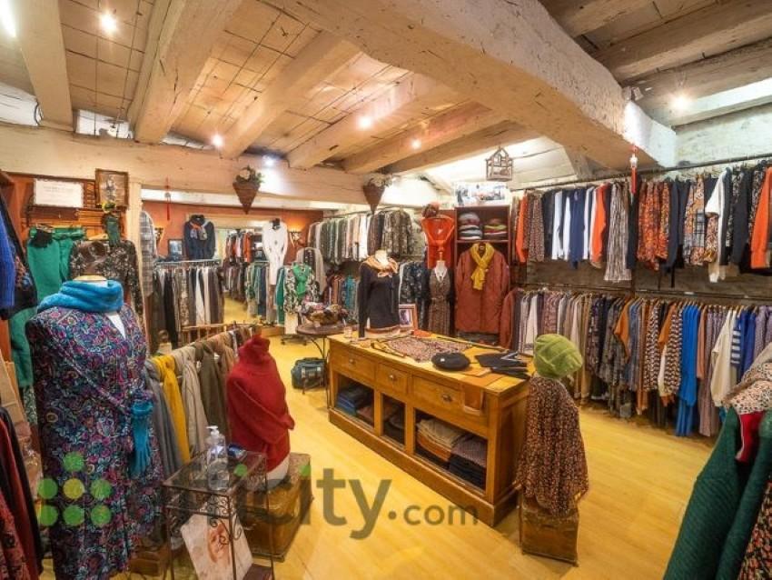 A reprendre, pour cause de retraite, fonds de commerce de prêt-à-porter féminin indépendant. Belle situation au coeur du centre-ville historique de Périgueux (rue commerçante piétonne et très passante, avec le marché à proximité).  Commerce installé depuis 1992 - Positionnement moyen-haut de gamme - Contrat de partenariat avec la marque française La Fée Maraboutée + 2 autres marques (danoise et hollandaise) - Clientèle locale fidélisée (large zone de chalandise, avec une clientèle issue des départements limitrophes). Au vu de l'emplacement, la clientèle touristique est non négligeable. Local de 41 m² - pas de travaux à prévoir / façade refaite -

Bail commercial avec loyer de 1 011 € HT. Accompagnement possible du repreneur.

CA 2023 : 145 000 € HT - Résultat net : 25 000 € - Prix du fonds de commerce : 35 000 €

Possibilité de vente du droit de bail.