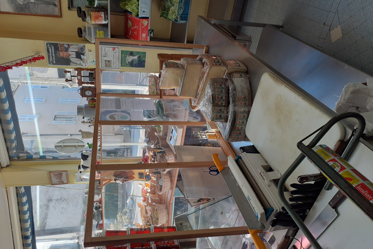 À vendre jolis fonds de commerce surface totale 180 mètres carrés 35 mètres carrés de surface magasin 2 chambres froides réserve plus 80 mètres carrés cave avec mon charge clim réversible bel emplacement parking à proximité avec l'arrêt minute bonne notoriété tenue 23 ans plus site internet expédition le vin et de fromage dans toute la France pour cause retraite