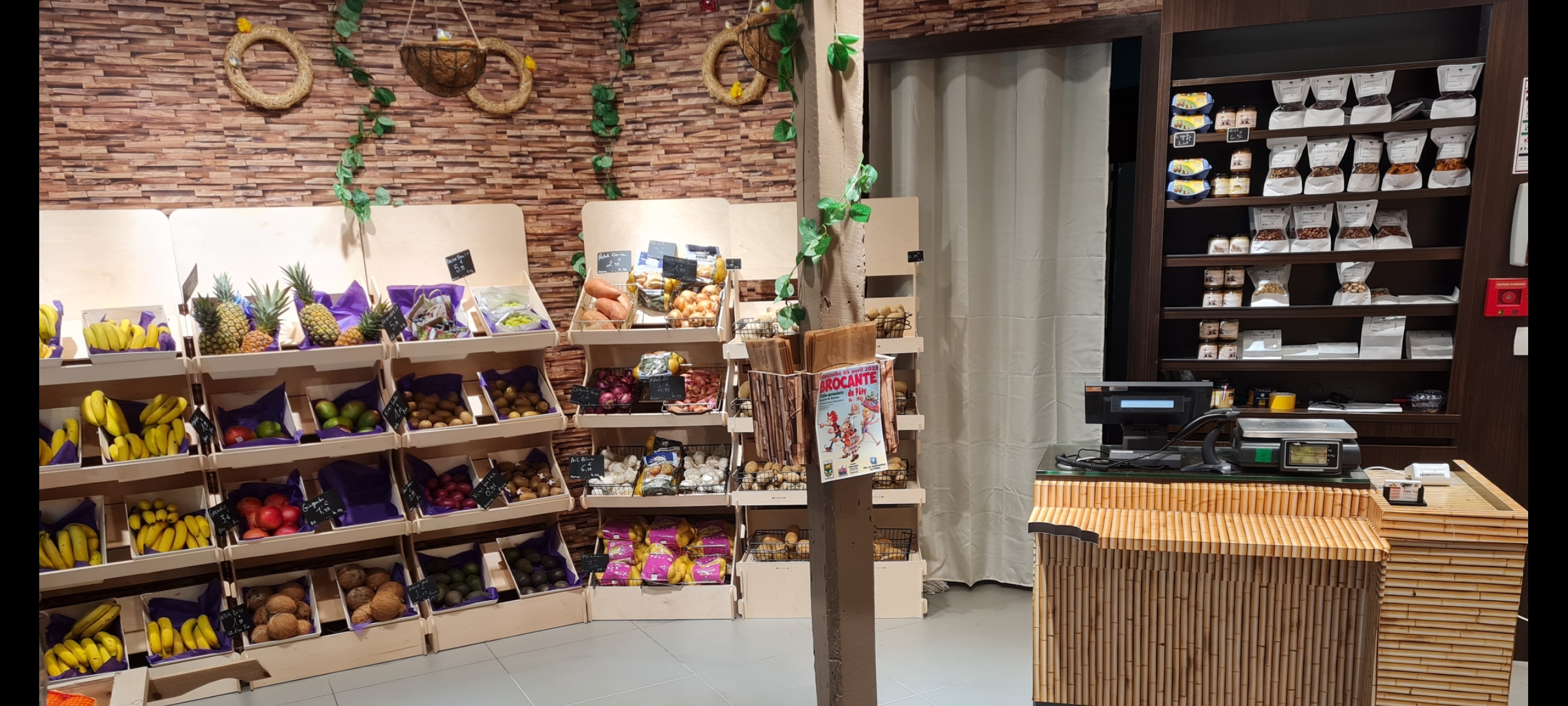 Vend fond de commerce.
A 1h30 de P aris  Magnifique boutique dans la rue la plus commerçante de Nogent le Rotrou, boutique entièrement refait à neuf aucun travaux à prévoir. 

Surface commerciale environ 40m² avec  une vitrine de 7 mètres. 

PAS DE RESTAURATION RAPIDE ! 

Une chambre entièrement refaite à l'étage équipé. 
 Aucun concurrent dans la zone  . Excellente clientèle local et parisienne mais également plusieurs professionnels ( boulangerie,  restaurants etc ..) 

Le magasin dispose d'une 
- chambre froide 
- vitrine fromage 
- machine a jus
- Rôtisserie 
- vitrine boisson au autres
- caisse enregistreuse tactile avec licence 
- meubles neuf 
- un site internet clés en main.

Pour tous renseignement merci de laisser un message ou me téléphoner directement. 
Le loyer est de 599.27 par mois TTC .