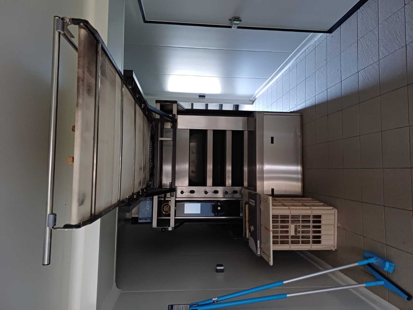Belle opportunité commerciale pour ce commerce Boulangerie-Multiservices situé dans le département de la Manche à proximité de l’autoroute A84, de la ligne SNCF Paris- Granville et du Mont St Michel.
La Chapelle Cécelin, commune de 250 habitants située sur l’axe Villedieu les Poêles - Saint Pois (1600 véhicules/jour) recherche un artisan boulanger-pâtissier pour reprendre le commerce de la commune qui, suite à l’étude de la Chambre des Métiers, présente une zone de chalandise d’un rayon de 5 kms environ sur 9 communes soit 3500 habitants.
La boulangerie est équipée de l’ensemble du matériel nécessaire à la fabrication du pain et de la pâtisserie (four électrique, chambre froide, chambres de pousse, tour réfrigérée etc. de 2023) et dispose d’un espace multiservices. Le commerce (~80 m²) et l’habitation attenante (~80 m²) avec garage et cour privative ont été totalement rénovés en 2023 par la commune.
Au rez de chaussée de l’habitation une cuisine, une salle à manger et un WC. A l’étage, 3 chambres, une salle de bains avec WC et un grenier aménageable.
Loyer attractif : 400€ pour le bail commercial et 400€ pour le logement. Possibilité d’aides à l’installation.
Pour assurer la pérennité du commerce, la commune retiendra avant toute visite, un candidat disposant d’un accord de principe d’un organisme bancaire et d’une expérience solide en boulangerie-pâtisserie ou activité similaire.
Contact :
Mairie de La Chapelle-Cécelin
1 Rue Michel Harivel 50800 La Chapelle-Cécelin
📞 02 33 61 04 56 (lundi & jeudi)
📧 mairie.la-chapelle-cecelin@wanadoo.fr