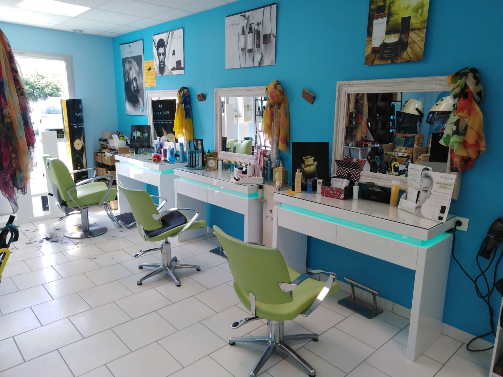 Installé depuis 2007,  j'ai développé ce salon de coiffure avec une belle clientèle mixte qui aujourd'hui, a une bonne réputation et des clients fidèles.

Situé dans un local de plus de 52 m2, le salon dispose de l'équipement nécessaire pour être repris de suite. Un parking est également à disposition des clients, une place est également prévu pour le propriétaire.
Des commerces sont idéalement situé aux alentours.

Idéal pour être tenu par 1 à 2 personnes, la stabilité actuelle de la clientèle permet de reprendre avec une certaine sérénité.

Au cœur d'un village dynamique et entouré d'autres village en constante évolution il est possible de continuer et même développer ce bel établissement.
