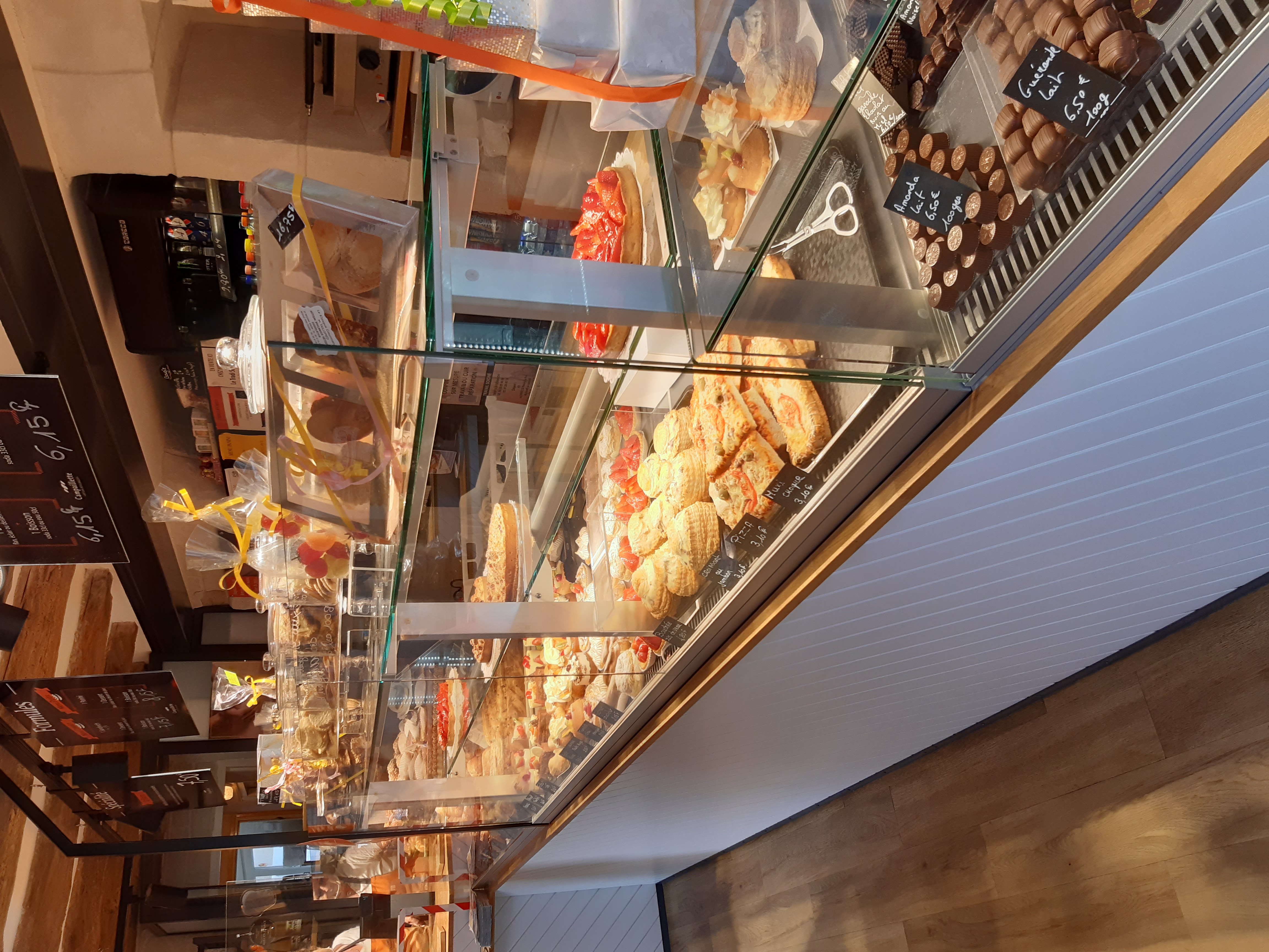 Cause retraite avant décision radicale, Boulangerie Pâtisserie à céder à un couple de gérant désirant se créer une carrière personnelle à sa propre image.
Commerce tenu et entretenu au mieux possible pendant 30 ans dans un secteur regroupant plus de 2500 habitants sans concurance direct.
Logement et local pro en bon état. 
Candidat sérieux prendre contact.