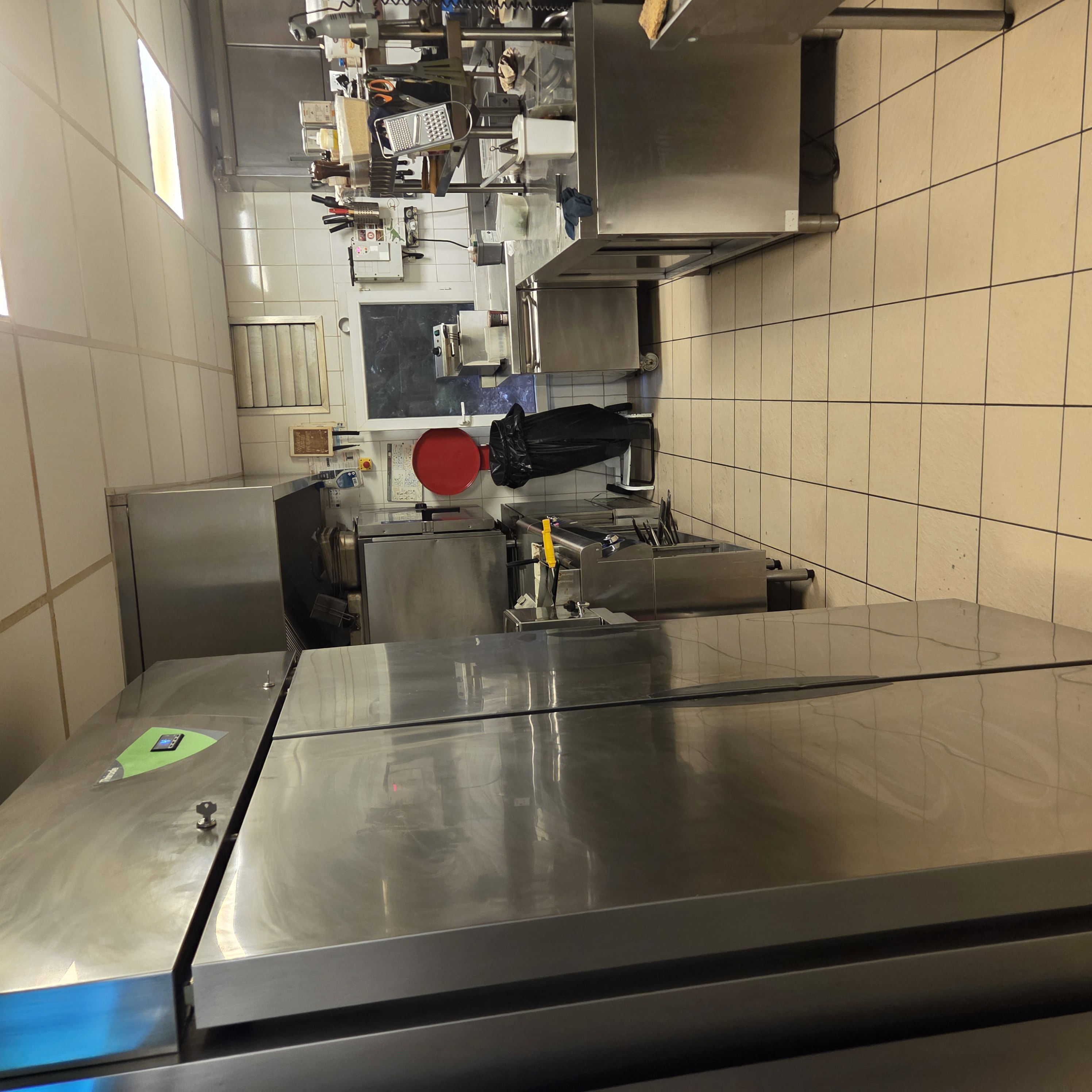 À vendre : bel établissement de restauration de 250 m², idéal pour un couple dynamique ou toute personne souhaitant développer une activité de restauration, traiteur ou commerce de proximité. Actuellement exploité seul depuis 8 ans renommée dans le lauragais, je souhaite céder mon affaire pour raisons de santé.

Description de l’établissement
- Surface totale : 250 m²
- Logement inclus : 40 m², pratique pour un couple souhaitant vivre sur place.
- Petit local indépendant de 50 m², équipé de toilettes, idéal pour :
  - une pizzeria,  
  - une boutique,  
  - ou toute autre activité complémentaire.

Espaces de restauration
- Deux salles :
  - Rez-de-chaussée : 30 couverts
  - Étage : 20 couverts
- Terrasse extérieure : 30 couverts
  - Location terrasse : 50 € / an
- Possibilité d’agrandir l’espace extérieur sur la voie publique en accord avec le propriétaire ou la mairie.

Cuisine et matériel
- Cuisine entièrement aménagée, fonctionnelle et prête à travailler :
  - plonge
  - espace de préparation adapté pour environ 60 couverts
- Activité traiteur déjà possible et facilement développable.

Conditions financières
- Loyer : 600 € / mois, tout compris.
- Charges très raisonnables pour un établissement de cette taille.

Points forts
- Affaire idéale pour un couple motivé ou un duo souhaitant développer une activité solide.
- Local supplémentaire permettant une deuxième activité (pizzeria, vente à emporter, commerce…).
- Établissement prêt à travailler immédiatement.
- Très bon potentiel de développement : traiteur, pizzeria, extension terrasse, événements…