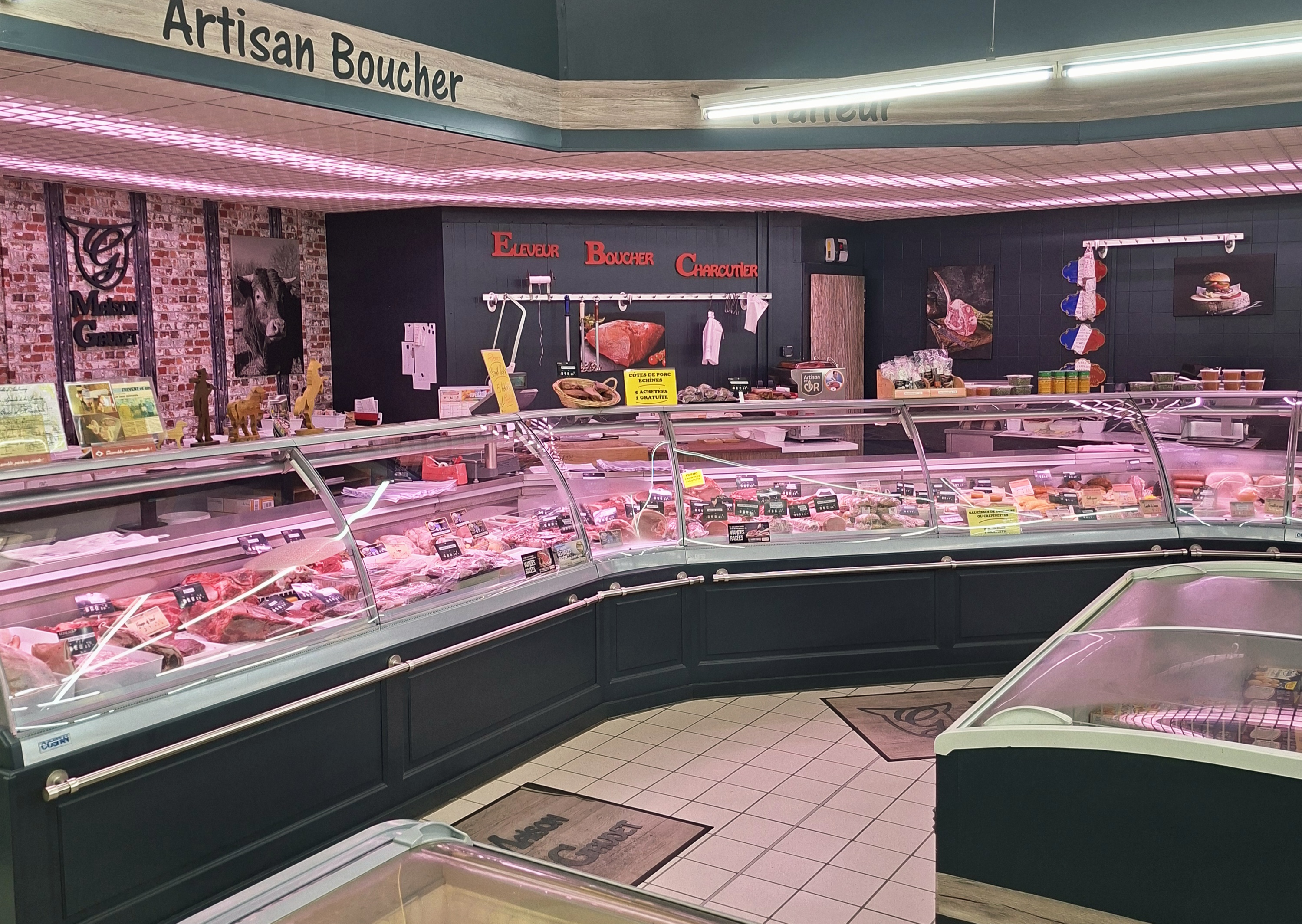 Cause retraite à ceder Fond de commerce de Supermarché de proximité libre d'enseigne si vous le souhaitez, dans une petite ville de 3500 habitants.
Situé sur un axe de passage et face à toutes les écoles de la commune. 
Surface de vente : 580 m2
Surface du bâtiment : 775 m2
Parking : 10 places + 15 places publiques 
Prix : (attractif) nous consulter
N'hésitez pas à nous contacter pour de plus amples informations