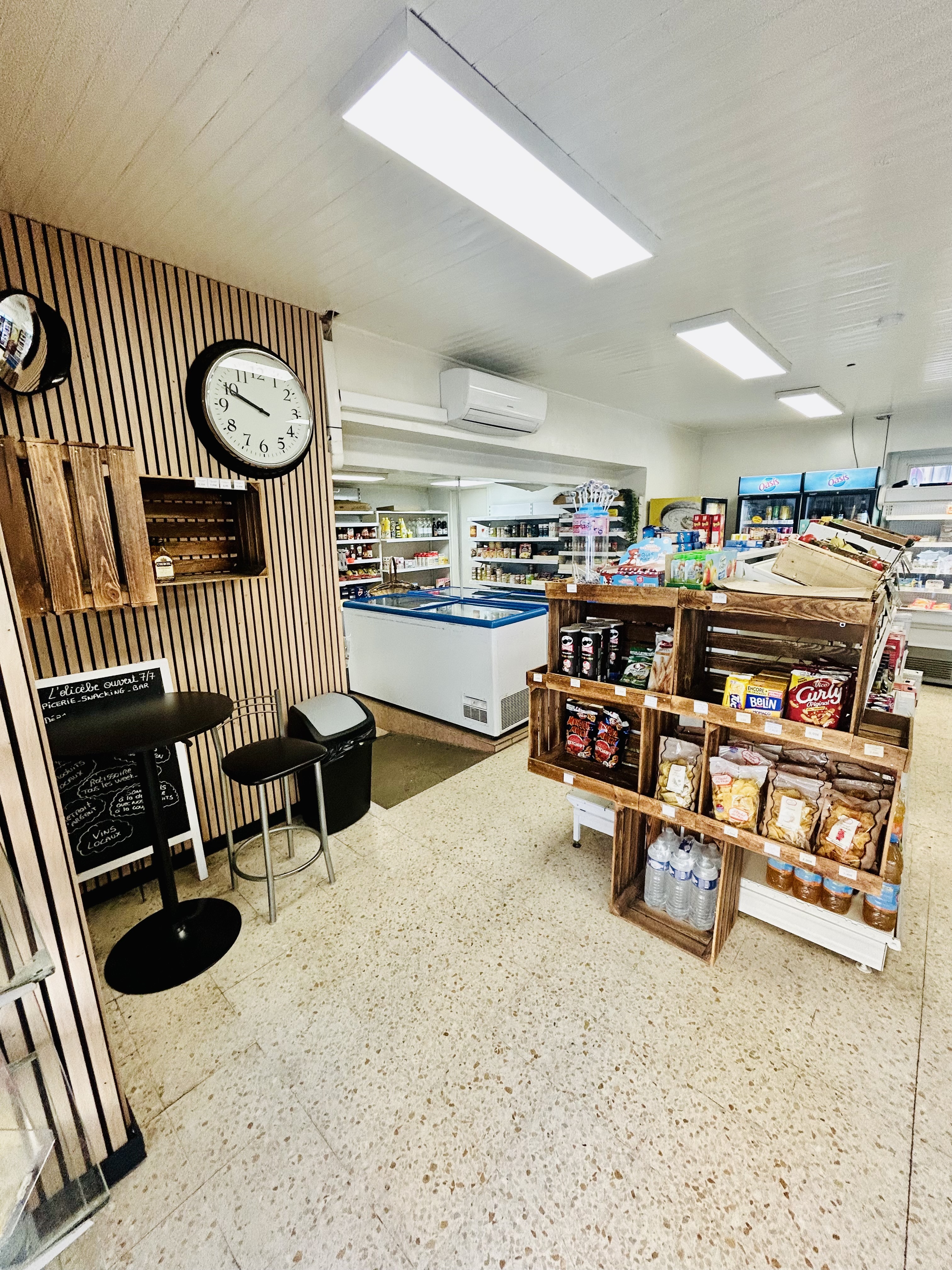Epicerie-dépôt de pain-bar licence 3
libre d'enseigne et implantée au cœur du village depuis plus de 100 ans
Bail 3/6/9 loyer 500€ par mois
Diverses activités : charcuteries et fromages à la coupe, traiteur, produits locaux, produits de 1ère nécessité et bar
Local tout équipé pour un début d'activité immédiat, clientèle fidèle, terrasse pour activité bar et snacking sur place.
Affaire à 1 tête à fort potentiel de développement
Vente pour raison familiale.