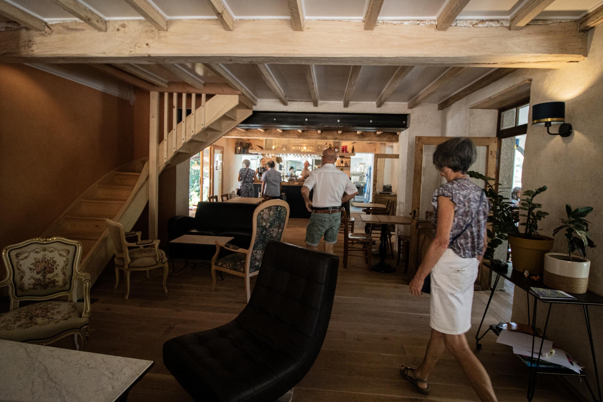 Auberge de la Valette , Salvizinet (Loire, 42) 
A louer (bail commercial) : restaurant - auberge à fort potentiel (300 m²), entièrement rénové, à proximité de Feurs - Loyer 1 750€HT (incluant licence IV)

A Salvizinet, petit village de 625 habitants, situé à 5 km (10 min) de Feurs, l’Auberge de la Valette est une véritable institution, avec ses 150 ans d’existence. Elle dispose d’une histoire ancrée sur son territoire, d’une renommée et d’une clientèle fidèle particulièrement attachée à ce lieu, aux figures locales l’ayant exploité et à son identité d’auberge. 

L’auberge est excentrée du centre-bourg mais bien indiquée, facilement accessible et à proximité immédiate de points d’intérêt : chemin de randonnée du monorail (randonnée de 25 km qui passe juste devant l’auberge), ruines de Donzy (2.3 km), chapelle romane de la Valette. 

Elle dispose d’une surface de 300m² au total avec 140 m² de restaurant (capacité de 70 à 80 couverts environ hors espaces extérieurs), un étage d’environ 50 m² (qui servait de bureaux / vestiaires), un sous-sol de 110m² et 3 000 m² de terrain (terrasse semi-couverte et jardins en bord de rivière et autres parcelles) offrant du potentiel.

Le bâtiment se compose de la manière suivante :
    • 3 salles de restauration, dont deux grandes salles permettant aux grands groupes de bénéficier d'intimité dans le restaurant.
    • Une grande cuisine (32 m²) ouverte sur le bar et sur l’une des salles de restauration
    • Une réserve 
    • A l’étage, un dégagement desservant deux pièces ainsi qu’un WC et une salle de douche. 
    • Deux greniers, deux garages et deux caves. 

La coopérative Villages Vivants - propriétaire des murs - a acquis le bâtiment en novembre 2022 et l’auberge a été rénovée et mise aux normes en 2023 ; ​les travaux ont permis de retrouver l'essence de ce bâtiment en pisé et pierres en lui apportant une touche de modernité et de confort.
 
Villages Vivants est une coopérative immobilière rurale et solidaire qui  rassemble des citoyens, entreprises et collectivités qui s'engagent avec leur épargne pour acheter, rénover et louer des locaux, de préférence à des entreprises de l'économie sociale et solidaire dans les territoires ruraux. En tant que propriétaire, Villages Vivants entend bâtir une relation de coopération solide et durable avec ses locataires pour créer des biens communs au service de la dynamisation des territoires ruraux. 

Les facteurs clés du projet :
Une cuisine et une offre adaptées aux attentes d’une clientèle exigeante et fidèle ayant eu l’habitude de fréquenter l’auberge lorsqu’elle proposait une cuisine traditionnelle d’auberge, copieuse avec un bon rapport qualité prix. 

L’emplacement renforce la nécessité d’avoir une offre spécifique, attractive, qui suscite l’envie de s’y déplacer. 

Réelle opportunité de développer une offre pour les groupes avec de grandes salles et des extérieurs propices à la privatisation.

En complément de l’activité de restauration, le lieu offre un potentiel de diversification : bar (licence IV), événementiels, privatisations, etc.


Modalités de reprise 

Signature d’un bail commercial avec Villages Vivants, incluant la licence IV. 

Le/la/les futur.e.s repreneur.ses devront prévoir d’investir afin de reconstituer l’ensemble du matériel (matériel de cuisine, chambre froide, mobilier…) et le stock. 

Loyer mensuel plein (y compris location de la licence IV) estimé à environ 1 750 € HT, avec des conditions financières favorables et adaptées à la reprise de l’activité envisageables : mise en place d’un loyer progressif (période et progressivité à définir) et d’une éventuelle saisonnalité de loyer 

A prévoir en plus, refacturation de la taxe foncière : 577 € en 2024.

Possibilité de revendre la licence IV au locataire à l’issue de la première période triennale (bail 3/6/9).

Une visite des lieux sera prévue le jeudi 15 janvier 2026. En cas d’intérêt pour la visite, merci de nous communiquer vos coordonnées pour transmission des modalités précises. Des visites complémentaires pourraient être planifiées selon les besoins avant ou après cette date.