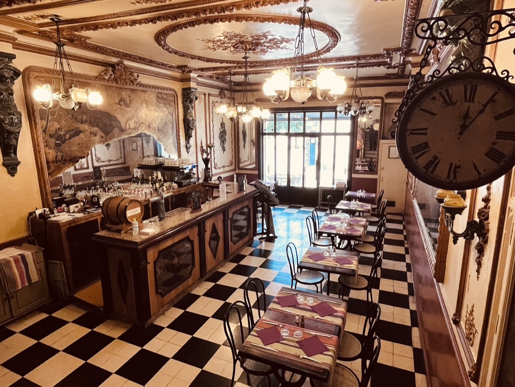 Particulier cherche repreneur cause retraite.
Café restaurant grande licence 4 exploité en restaurant uniquement et ouvert à mi-temps pour raisons de santé . Tenu 31 ans ,véritable institution proposant une cuisine traditionnelle de qualité , situé à proximité d'un site touristique très visité et à 15 km des plages. Cet établissement est inscrit au titre des monuments historiques depuis 2014.
De nombreux travaux ont été effectué en grande partie sous contrôle d'un architecte :Façades, toiture, électricité ,devanture , salle d'exposition ,cuisine.
surface 330m2 sur 3 niveaux de 110m2 : RdC: salle de restaurant et petite boutique du terroir, premier étage salle d'exposition et réserves pouvant faire office de studio , deuxième étage appartement type T2 avec loggia . Cuisine en sous sol donnant sur une rue. Petite terrasse pouvant être agrandie sur la place en face.
La cuisine est très bien équipée et un grand parking de plus de 100 places jouxte l'arrière de l'établissement .
Possibilité d'utiliser la salle d'exposition pour des séminaires et de transformer le restaurant en authentique bouillon de par son décor unique.
Prix mur et fond 285000€TTC
195000€TTC les murs (soit 591€TTC le m2)
90000€TTC le fond ( détails sur simple demande)
Etablissement non soumis au DPE
Idéal pour couple . Visite sur rendez-vous contact téléphonique le matin uniquement au 04 68 38 62 86 .