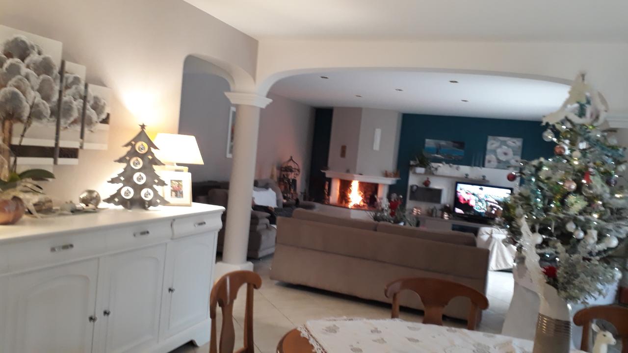 Dans environnement privilégié A seulement quelques mn  du bord de mer.la Rochelle et ses iles Re Aix Oléron ,Châtelaillon-Plage .sa plage de 3km ,son centre de thalassothérapie. son port 
Vente  gîte 350 m2 11 pièces  avec avec chambres d hôtes indépendantes  dans .grand parc arboré avec piscine .2000m2 classée 3 épis GITES DE FRANCE
Endroit paradisiaque .cadre de vie  recherché dans une station balnéaire dynamique offrant toutes commodités ;commerces, écoles ,marché ,animations toute l'année,
2 cuisines modernes haut de gamme 
terrasse 100m2
8 chambres avec 5 salle d'eau  (douches)
grande salon de 80 m2
piscine 12 m sur 6
photos supplémentaires sur demande