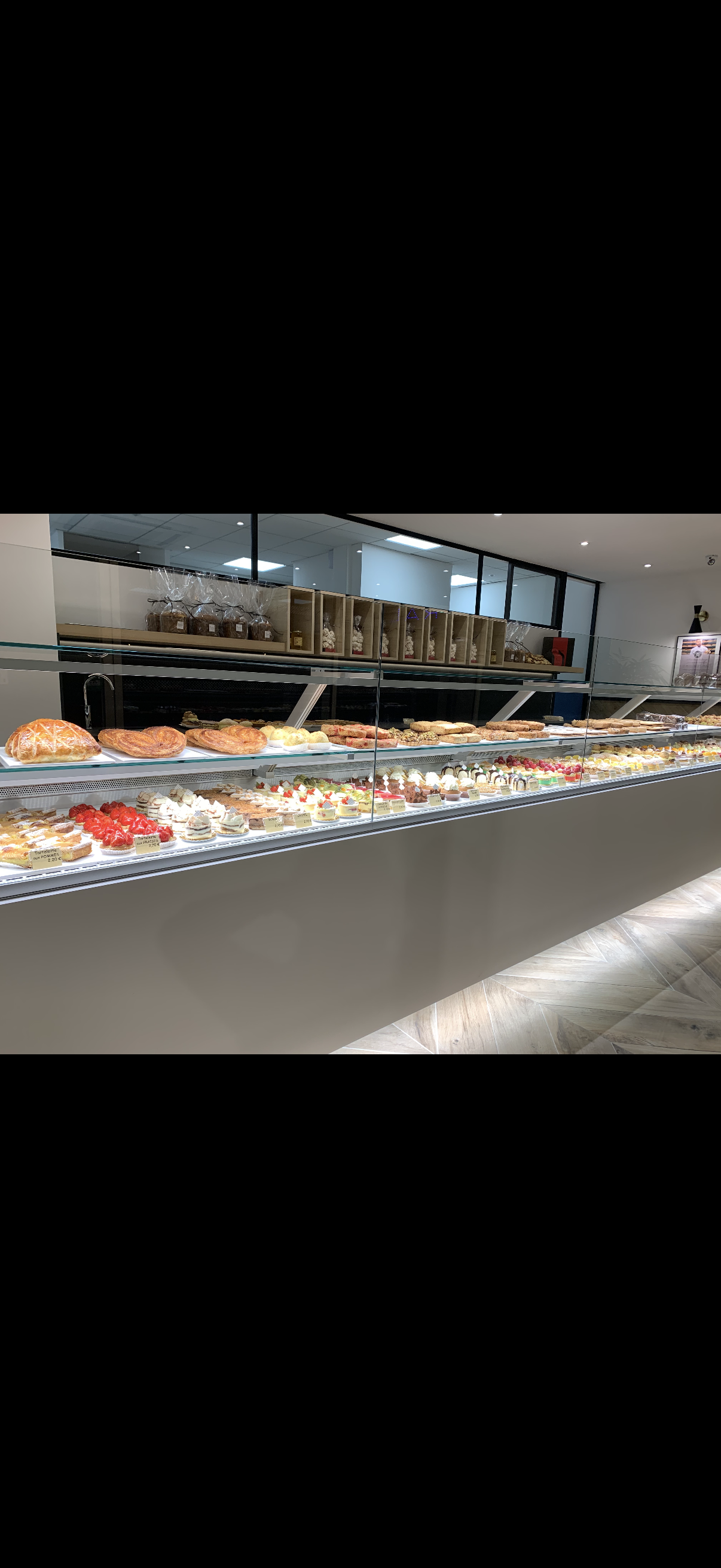 fond de commerce boulangerie-pâtisserie artisanale dans une petite ville de 30 000 habitants. proche centre ville, tout type de commerce à proximité, grand parking juste en face.
chiffre d’affaires:950 000€
5 semaines de vacances annuelles et un jour de fermeture hebdomadaire.
boutique récente 100m2
laboratoire 200m2 tout équipé avec du matériel entretenu et récent
appartement au dessus de 110m2
possibilité vente des locaux commerciaux 
vente pour un départ à la retraite.