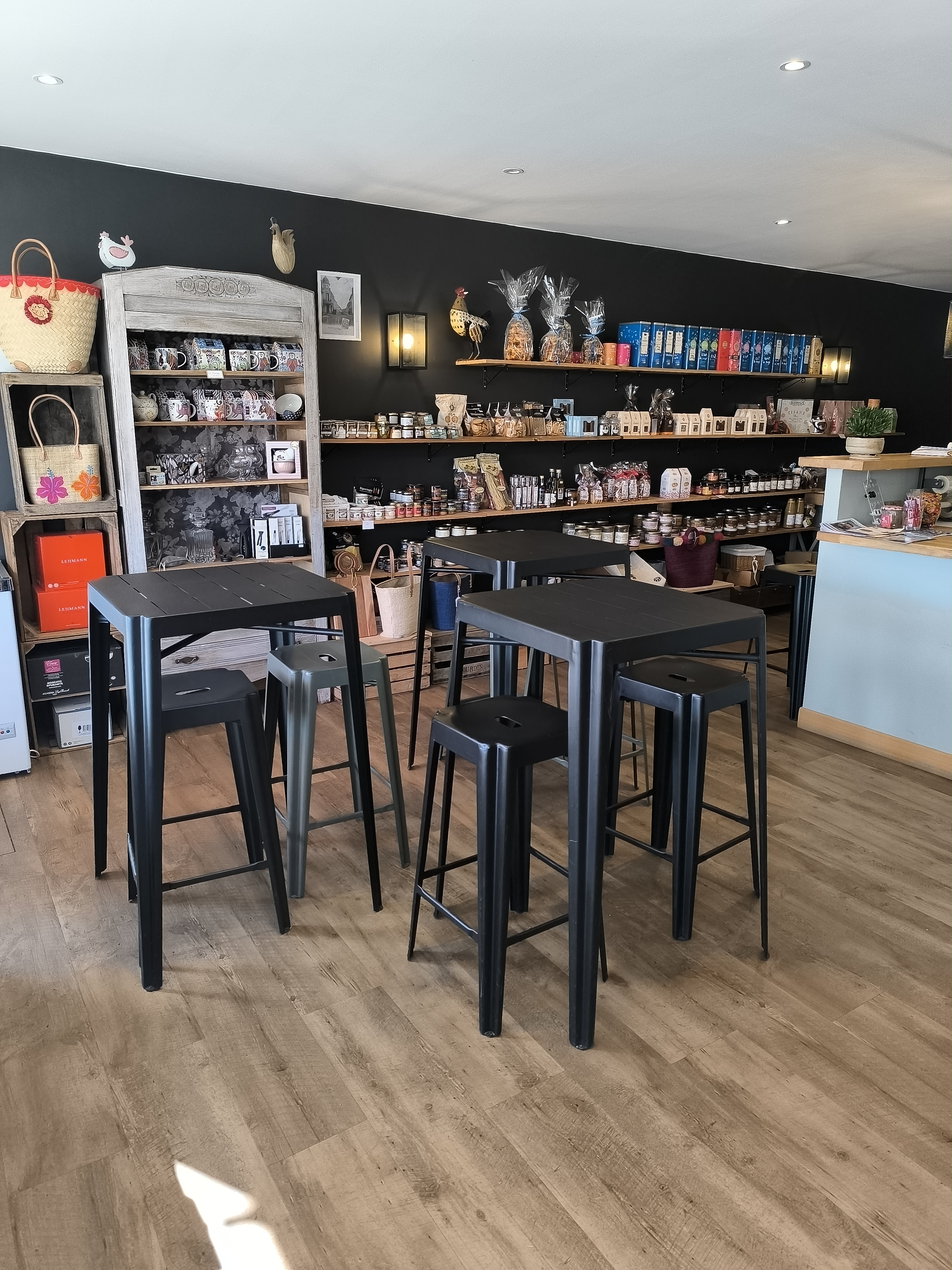 Mon souhait est de céder mon entreprise afin de profiter pleinement de ma retraite...
La Vinothèque, située au coeur d'un bourg des Hautes-Pyrénées,se trouve à proximité de places de stationnement et bénéficie d'un emplacement privilégié dans le centre.
Depuis 16 ans, j'exerce ma profession de commerçante dans une boutique spécialisée en vins et épicerie fine et complété par un espace bar à vin doté d'une licence 3 .
Le local commercial possède une superficie de 55 M2 , avec la possibilité de s'agrandir de 10 m2.