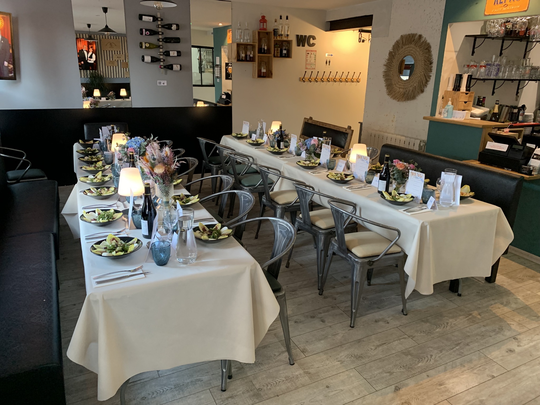 A vendre Murs et Fond Restaurant. Au cœur du village. Sud Charentes. Axe Angoulême/Libourne. Sans concurrence. Agencement neuf. Restaurant 35 places +Terrasse d’été ombragée 50 places. Bar extérieur. Licence IV. C.A.  en progression constante.
Dont 2 appartements : 1 logement de fonction, 2 chambres, cuisine ouverte équipée sur séjour/salon, WC, douche.
1 logement locatif, 3 chambres, cuisine ouverte équipée sur séjour, WC, douche.
Prix : 365 000 €