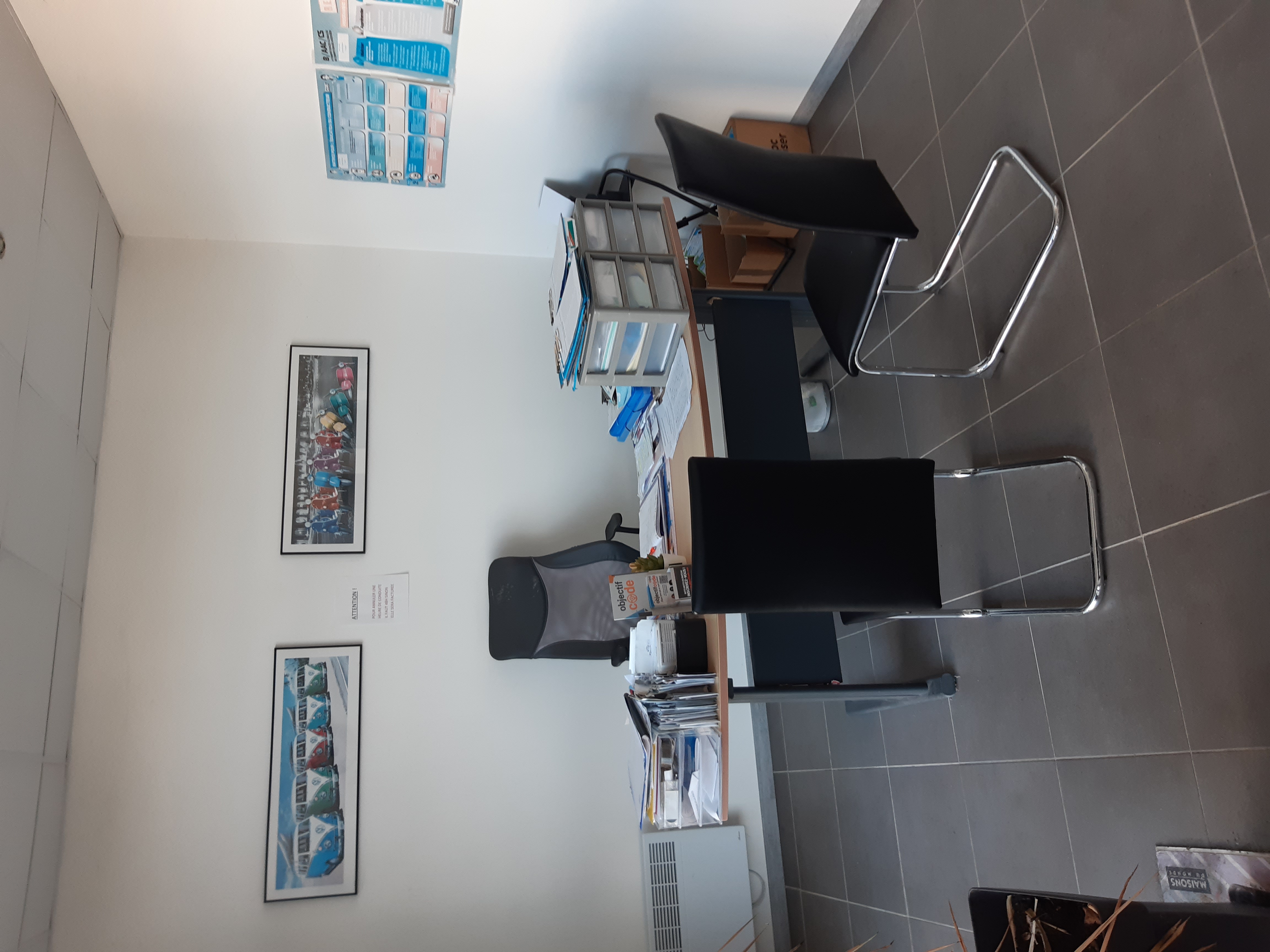 Auto-école 
Local de 45 m2 dans une zone activité commerciale, juste à côté d'un fast food américain bien connu et d'un hypermarché 
Très bonne visibilité, comprenant :
Un bureau, une salle de code, une cuisine et un WC PMR
Je suis bientôt en retraite et je cherche à transmettre mon entreprise.