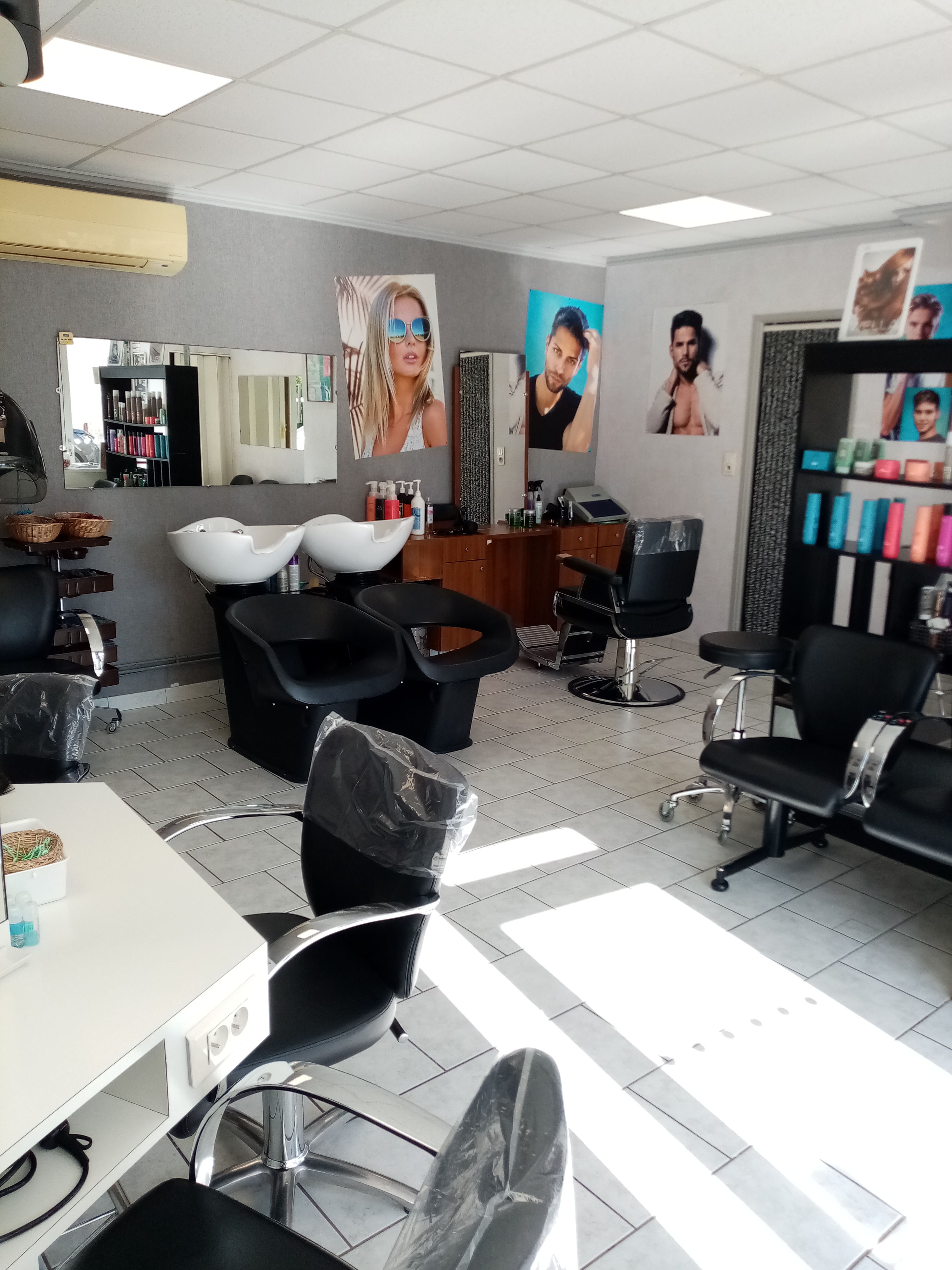 Cause retraite,vend salon de coiffure mixte et sa fidèle clientèle depuis plus de 40 ans!
Salon implanté au coeur  du très beau village médiéval de Sauve,face à un parking,accés PMR.
Situé dans le triangle cévenol idéal Nîmes,Montpellier,Alès (60 minutes de la mer,60 minutes de la montagne Cévennes Aigoual)
Le village dispose de tous les services petite enfance,scolaires,commerces,industries,transports,et culture.
Vie associative très riche et très dynamique.
Le village est connecté,fibre +coworking.