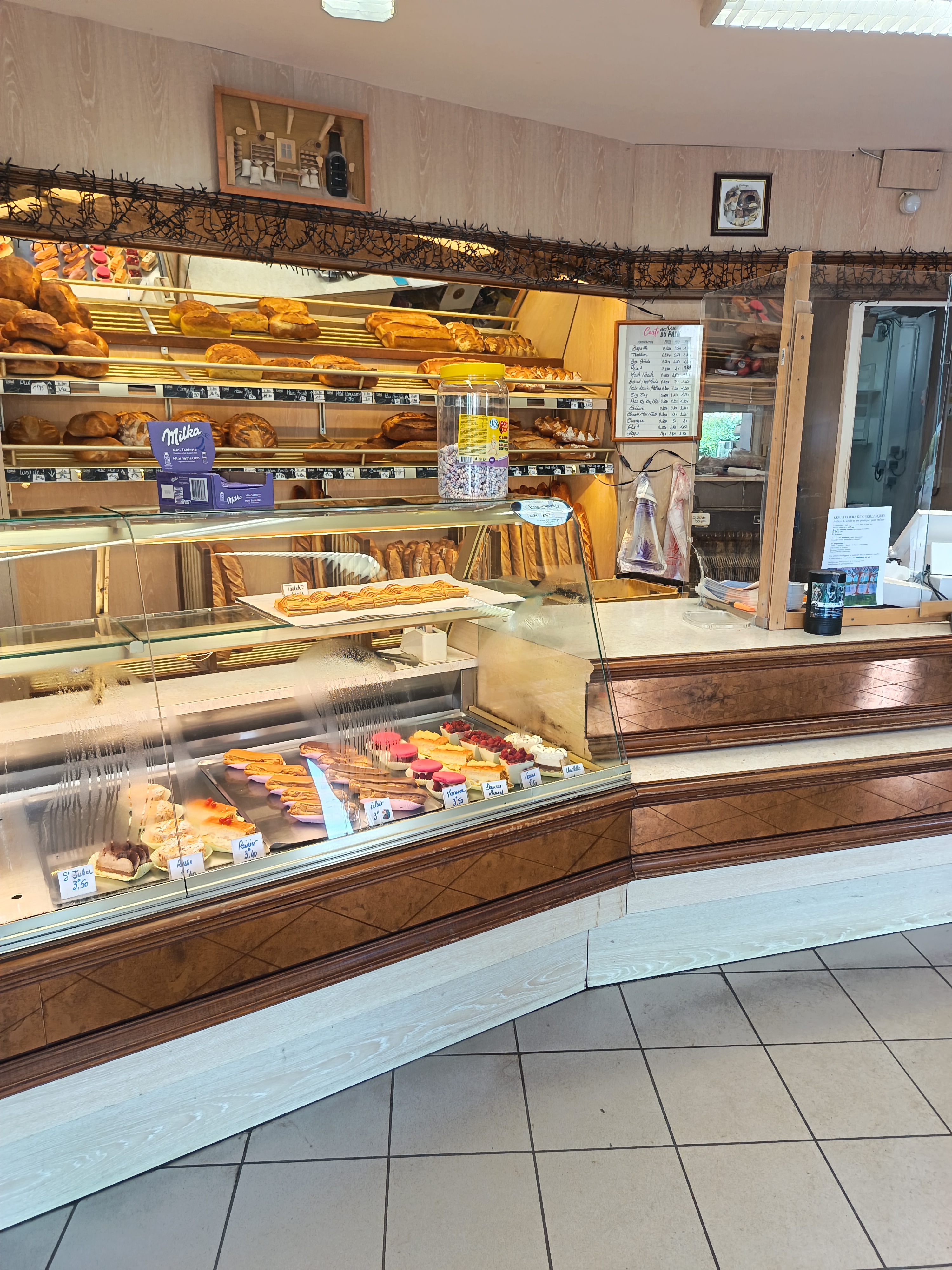 🥖 À vendre : Boulangerie-Pâtisserie avec grand logement

Située au cœur d’une petite cité de caractère dynamique, en plein centre ville avec place parking juste devant , cette belle boulangerie-pâtisserie est idéale pour un jeune couple souhaitant s’installer et développer une activité pérenne proche de la mer.

Atouts principaux :

👩‍🍳 Grand laboratoire parfaitement équipé, avec matériel récent :

Four de moins de 5 ans

Chambre à baguette et façonneuse récentes (moins de 5 ans)


🏠 Grand logement de fonction comprenant 5 chambres

🌳 Grand jardin à l’arrière

🍰 Côté boutique : grande surface de vente avec possibilité d’aménagement en salon de thé ou autre activité complémentaire

🏫 Environnement agréable : collège et écoles à proximité

💰 Chiffre d’affaires : supérieur à 200 000 €

📅 Fermeture hebdomadaire : le mercredi et le dimanche après-midi

🌴 5 semaines de congés annuels


Prix de vente : 138 000 €

Une belle affaire à saisir, idéale pour une installation familiale dans un cadre de vie agréable, au sein d’un village accueillant.

Pour de plus amples renseignements, contacter moi