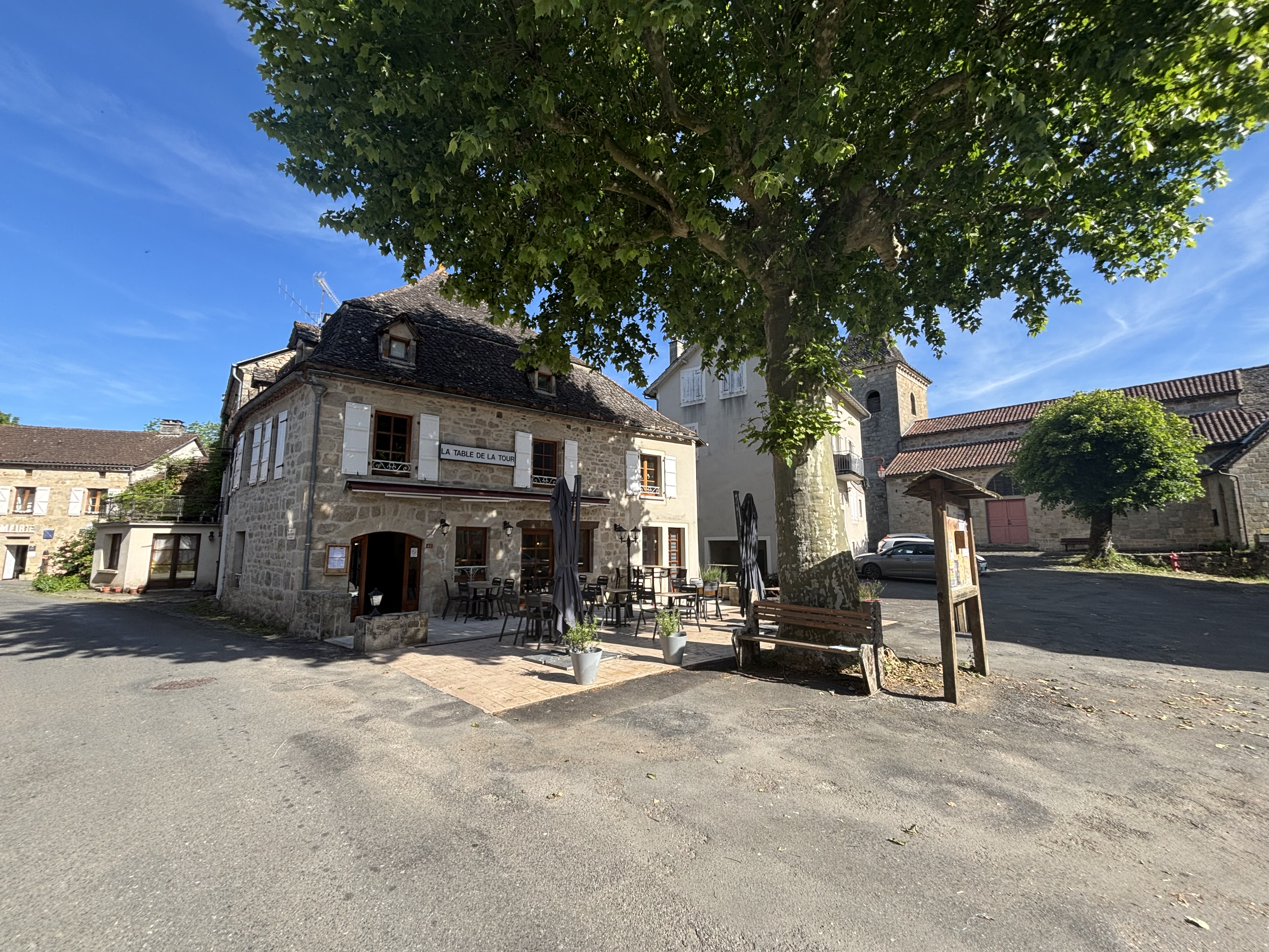 Cet établissement emblématique bénéficie d’un emplacement privilégié au cœur d’un village dynamique de 160 habitants (ainsi qu'un grand nombre de résidences secondaires) disposant de services de proximité (boulangerie, bibliothèque, agence postale, mairie). Exploité dans un bâtiment de caractère alliant authenticité et convivialité, le restaurant jouit d’une excellente réputation (note de 4.6/5 sur Google).


Caractéristiques de l'offre :
- Capacité : 45 couverts en intérieur et une grande terrasse ombragée.
- Équipement : Cuisine et salle entièrement équipées, prêtes à l'emploi.
- Loyer : 700 € par mois.
- Logement de fonction : Inclus (4 chambres).

Profil recherché :
Nous recherchons un professionnel de la restauration motivé, capable d'assurer la gestion complète de l'établissement et de pérenniser ce lieu de vie et de convivialité au sein du village.