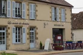 Salle de restaurant non équipée 
Cuisine avec chambre froide et piano de cuisson
Bar
Licence IV à acheter
Appartement avec 5 chambres
Bâtiment appartenant à la commune
Cour fermée
Village de 485 habitants avec commerces
EHPAD
Collège à 4 km
Lycée à 25 km (Moulins)
Station Thermale à 18 km (Bourbon l'Archambault)
 Situé en plein milieu du département 
Ancien chef lieu de canton
Situé à 4 km de l'autoroute A 79
Clermont Ferrand à 100 km par A719