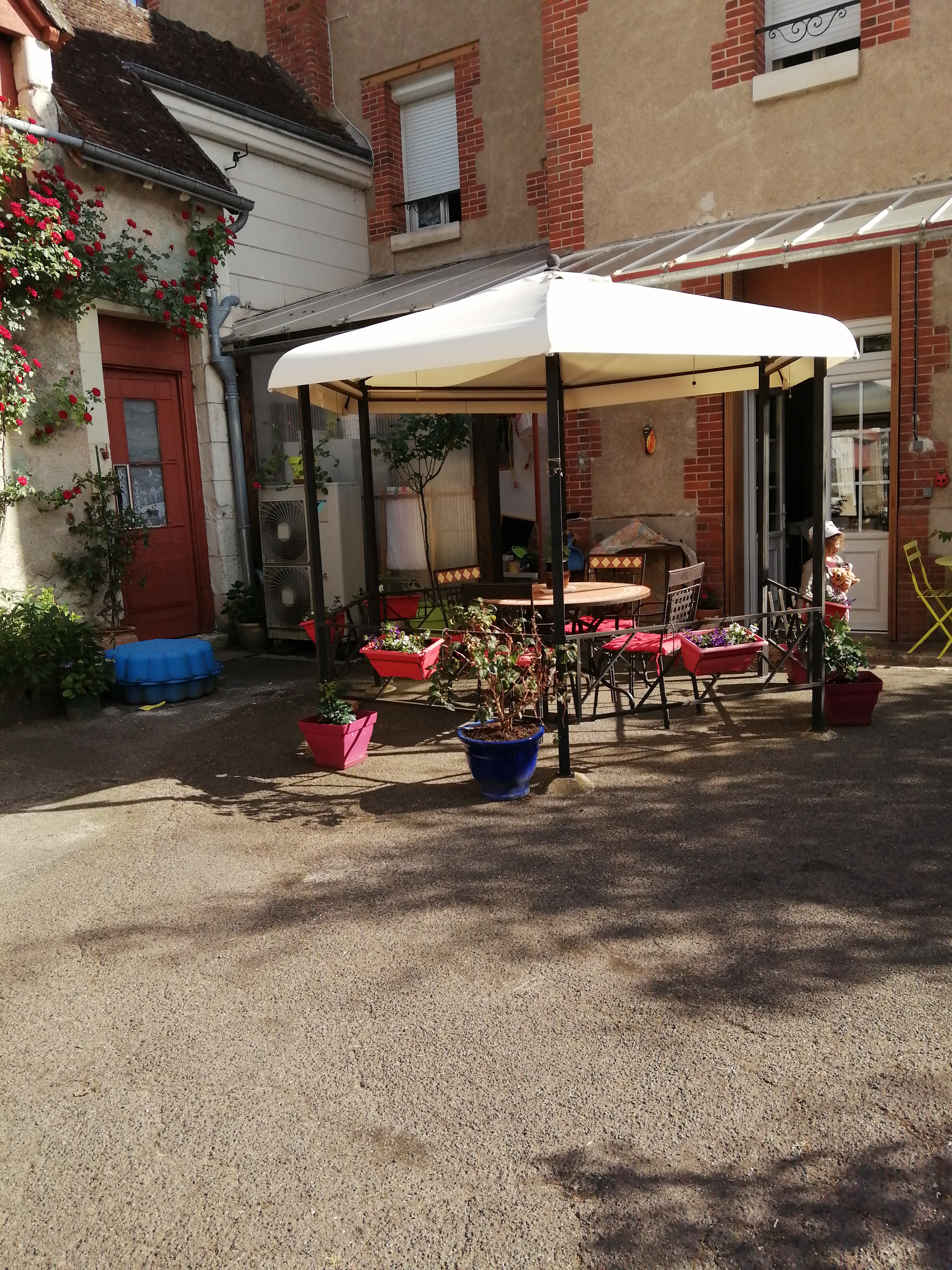 Situé en plein coeur de la vallée du cher, à 10 MIN du zoo de beauval.
Entourés des chateaux de la loires, dans un agréable village de campagne de 1132 Habitants avec commerces de premiére nécessité ,
 Vend Boucherie, Charcuterie, Traiteur ou autres commerces. 
Prix fond de commerce 110000€. chiffre d'affaire 2021/2022  326 000€ HT.  Très bonne rentabilité et clientèles fidèles.
Magasin ,  camion magasin et vehicule frigorifique .
MAGASIN : en etat , propre avec vitrine réfrigérer, grande chambre foide intégrer dans la boutique, climatisation et parking clientèles.
LABORATOIRE : Refait récemment, propre avec matériels complets , équipé de 3 grande chambres froide , lave vaisselle et station de lavage .
CAMION MAGASIN : entièrement équipé . 
véhicule friforifique pour le service traiteur . maison equipée d'une cave troglodite pour d'eventuelle réceptions traiteur ou privé.
vend la maison d'habitation attenant au commerce . 
TRES BELLE MAISON  TYPE BOURGEOISE .
diagnostique energie D, 188m2 habitable.
MODE DE CHAUFFAGE pompe à chaleur .
Rez de chaussée : cuisise aménagée récente  salon, salle à manger  bureau .
1er étage : 3 grande chambres, suite parentale, salle de bain toilette séparé.
2em étage: grand grenier aménageable offrant possibliité de réabiliter en rbnb,  hotellerie, gites ou chambre dhotes
 Jardin terrain constructible et nombreudes dépendances.
PRIX MAISON 220000€. 
COMMERCE ET MAISON OFFRANT PLUSIEURS POSSIBILITES, OUVERT A PLUSIEURS PROPOSITIONS .