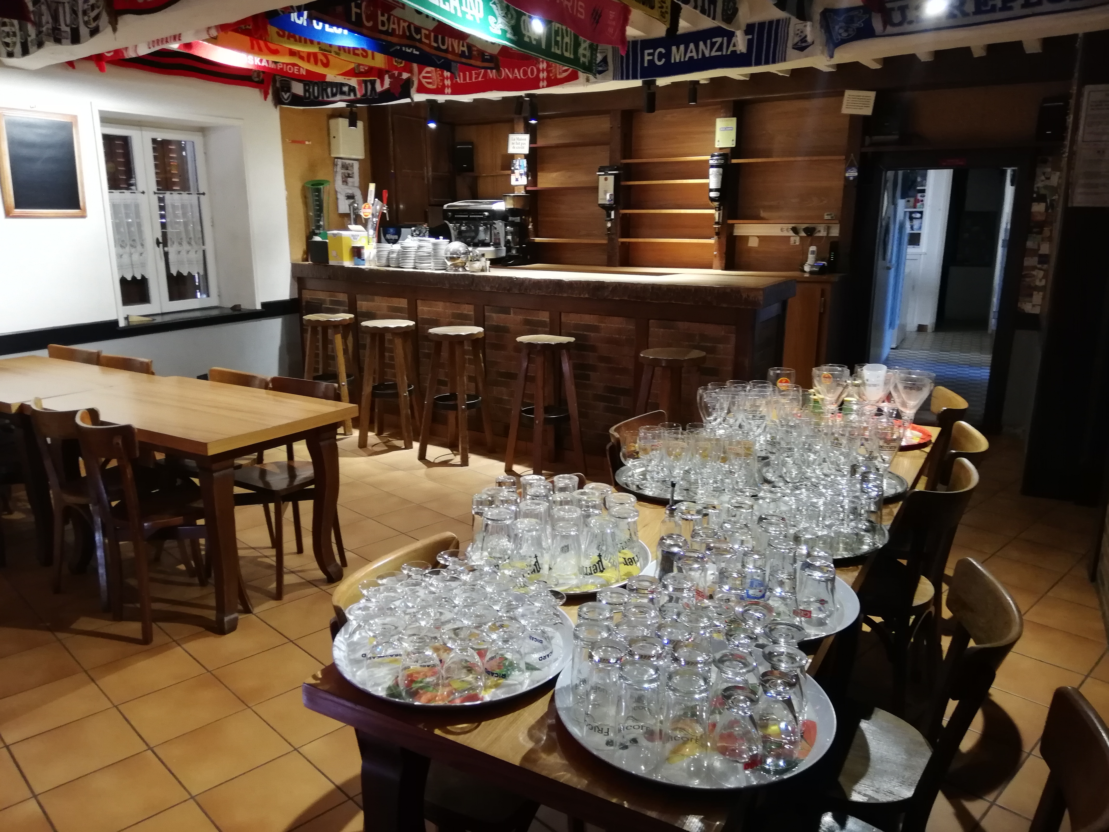 Cause départ en retraite vend bar restaurant ouvrier 50 couverts /jour.
250000 €chiffre affaire
Bonne rentabilité
1 salle restaurant 90 places
1 salle restaurant 20 places
1 terrasse 25 places
1 salle de bar
1 cuisine
1 cellier avec frigos
1 cave
Convient à un couple
Libre début 2026
A 15 mn au nord de Mâcon
Entrée autoroute A40 a 5mn