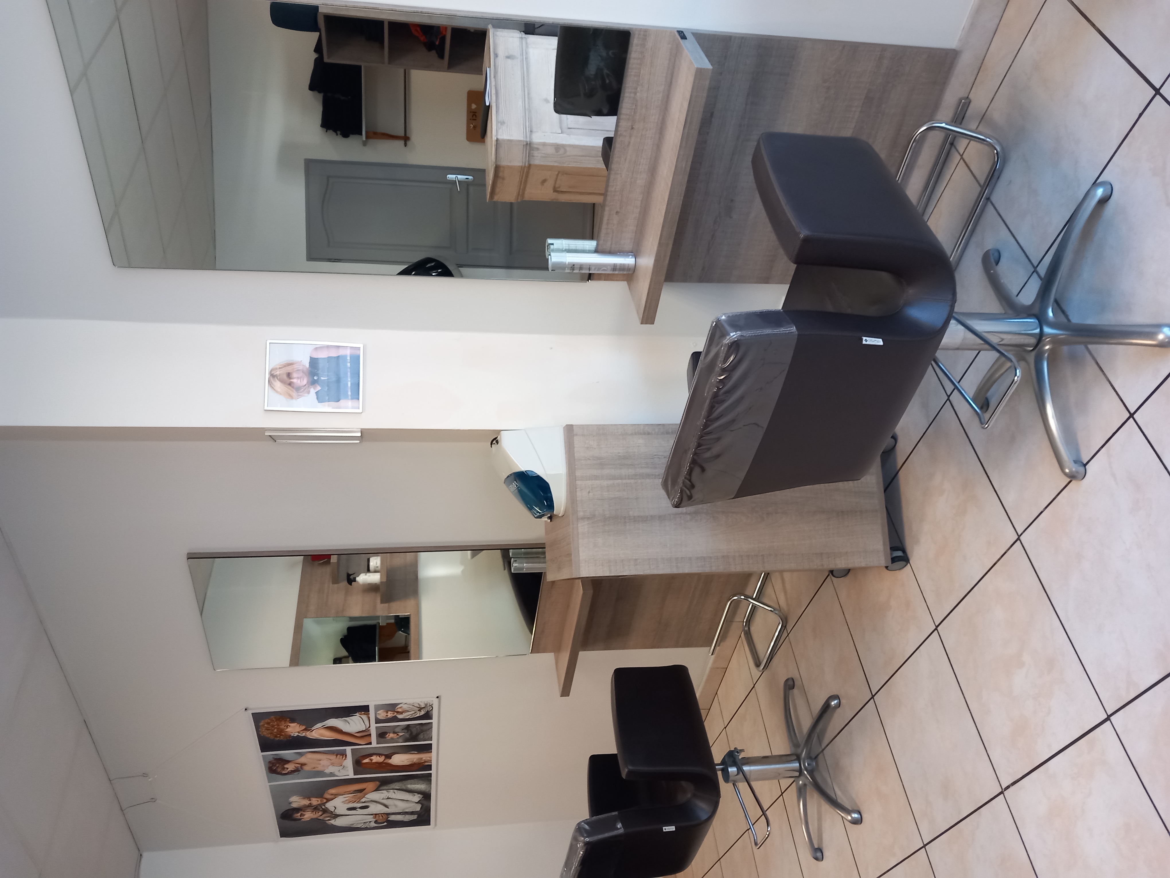 Pour m'être épanouie dans cet agréable salon de coiffure pendant 14 ans,
je souhaiterais que l'aventure perdure dans les mains d une personne passionnée.
Le salon est entièrement opérationnel.
- Surface: 30m2
- Equipement complet : 2 postes de coiffage, 1 bac à shampoing massant, réserve, climatisation réversible, coin accueil .....
- Accessibilité PMR
- Loyer modère : 380 €
- 3 parkings gratuits a proximité immédiate
- Clientèle fidèle et en constante progression (Zone de chalandise d'environ 20000personnes)
- Emplacement de premier choix au cœur du village, dans un environnement commerçant dynamique et touristique.
Je suis à l'écoute de toute proposition afin de faciliter la reprise de cette entreprise pour garantir le succès à venir d'un ou d'une collègue. 
Vous n'avez plus qu' à pousser la porte et vous mettre au travail.