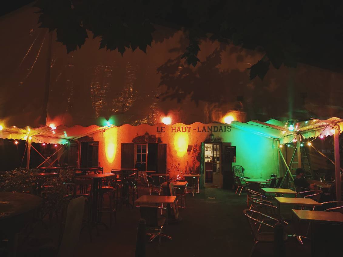 Le Gascon, Allée de la Verrerie, 40410 Moustey, France

À vendre 2 restaurants face à face 

Situés dans un petit village des Landes à Moustey à la sortie de l'autoroute A63. À 45 min de Bordeaux, 45 min du bassin et 45 min de biscarosse. 

LE GASCON:
Bar et restaurant tout équipé avec également une chambre de maturation et un four à pizzas. Il a une capacité de 40 couverts à l'intérieur et 30 à l'extérieur.

LE HAUT-LANDAIS :
Restaurant possédant un logement au dessus , 3 chambres et 1 bureau. 
Il a une capacité de 25 à 30 à l'intérieur et 60 à l'extérieur avec une belle terrasse ombragée. 

Les 2 restaurants détiennent la Licence 4. Il y a une clientèle fidèle et touristique (l'été et les vacances). Affaires tenues depuis 8ans, Affaires saines et viables.

L'été nous organisons des concerts régulièrement. 

Le Gascon est ouvert de Septembre à mi juin et le Haut-Landais de mi juin à mi Septembre. Nous sommes donc ouvert à l'année .

Prix des deux restaurants 240 000.
Pour toutes visites ainsi que pour Les bilans une preuve de solvabilité sera demandée. 

Si vous désirez nous contacter veuillez apeller au dehors des horaires de services.