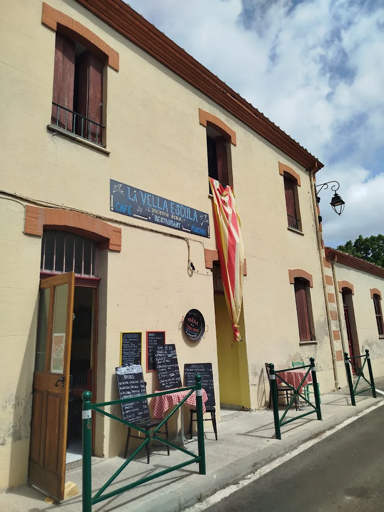 À LOUER – Bar / Restaurant Licence IV + 14 Couchages + Logement de Fonction
Opportunité rare – CAMPÔME (66), Pyrénées-Orientales)
Le projet d’une vie dans un cadre naturel exceptionnel !
📍 Un emplacement privilégié, une vraie qualité de vie
La commune de Campôme, charmant village des Pyrénées-Orientales, met à disposition un établissement polyvalent au cœur de la vie locale : l’ancienne école du village, entièrement réaménagée.
Un site idéalement situé :
•	À 1h de Perpignan
•	À 1h des stations de ski et de l’Andorre
•	À 10 min de Prades (collège + lycée)
•	À proximité immédiate d’une station thermale réputée
👉 Un cadre parfait pour un couple de professionnels souhaitant allier travail, nature et sérénité.
🍽️ Un établissement complet, prêt à exploiter
Superficie totale : 341m²
Espace commercial : (33 m²et 63m² de cuisine)
•	Bar / Restaurant Licence IV
o	Salle intérieure aménagée : 16 places assises
o	Cuisine professionnelle toute équipée, conforme aux normes
•	Hébergement intégré
o	14 couchages répartis dans 3 chambres meublées
o	4 douches
👉 Offre idéale pour concept d’auberge, chambre d’hôtes ou accueil de groupes
Extérieurs
•	Belle terrasse : 20 places assises, idéale pour la saison estivale
Activités possibles et attendues
•	Bar
•	Restaurant
•	Auberge de jeunesse
•	Chambres d’hôtes
💡 Nombreuses pistes de développement pour dynamiser la vie du village et valoriser un site à fort potentiel.
🏡 Un logement de fonction inclus
Un véritable avantage !
•	Appartement T4, vide
•	À rafraîchir : parfait pour l’aménager selon vos envies
👉 Idéal pour vivre sur place et réduire les charges.
💶 Conditions financières exceptionnelles
•	Loyer global : 6 000 € / an
Soit 500 € par mois pour l’ensemble :
Bar – Restaurant – Licence IV – Chambres meublées – Logement T4
•	Apport demandé : 4 000 €
(Dépôt de garantie + stock de départ + fonds de roulement)
📄 Dossier requis
Les candidats doivent présenter :
•	Un dossier complet
•	Un prévisionnel d’exploitation
🎯 Une opportunité unique pour entreprendre et vivre au cœur des Pyrénées
Un lieu plein de charme, un potentiel réel, un coût d’exploitation imbattable : le projet idéal pour ceux qui souhaitent donner un nouveau souffle à un village tout en construisant leur propre avenir professionnel.