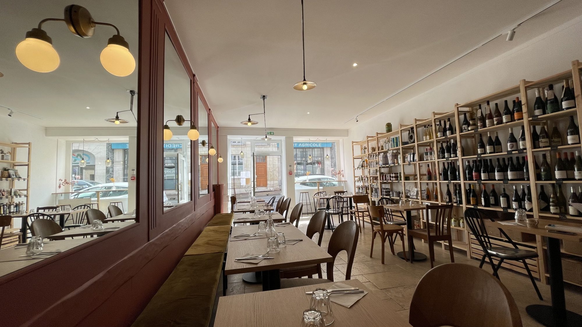 A vendre : Fonds de commerce restaurant (licence IV) en pleine croissance dans le Perche, proche d'une gare et de toutes les infrastructures de la capitale du Perche, 1h30 de Paris (liaisons quotidiennes directes).​​​​​

Le restaurant propose aussi une offre de traiteur, ainsi qu’un espace épicerie et cave à vin : c’est un lieu propice à diverses activités. 

- Capacité : 50 places assises à l'intérieur, et plus de 40 en terrasse, surplombant une place de marché ensoleillée et centrale.
- La salle traversante, d'environ 100m2, dispose de deux entrées, côté rue commerçante et place 
- La cuisine lumineuse toute équipée, d'environ 50m2 est au 1er étage, bénéficie d’un monte-plats, d'une marche en avant mécanique et d’une extraction. 
- Au 2ème étage, se trouve un appartement de fonction et en sous-sol, une grande cave de stockage parfaitement saine et accessible  

 Les atouts :
- Emplacement n°1  
- Pas de travaux 
- Exploitable immédiatement  
- Matériel neuf ou récent
- Licence IV  
- Bail 3/6/9 en cours de validité : reste 6 ans
- Faible loyer
- Terrasse  
- Clientèle fidèle acquise
- Potentiels non exploités. 

Px de cession : 170 000 € , loyer : 1105 € HT (charges comprises)