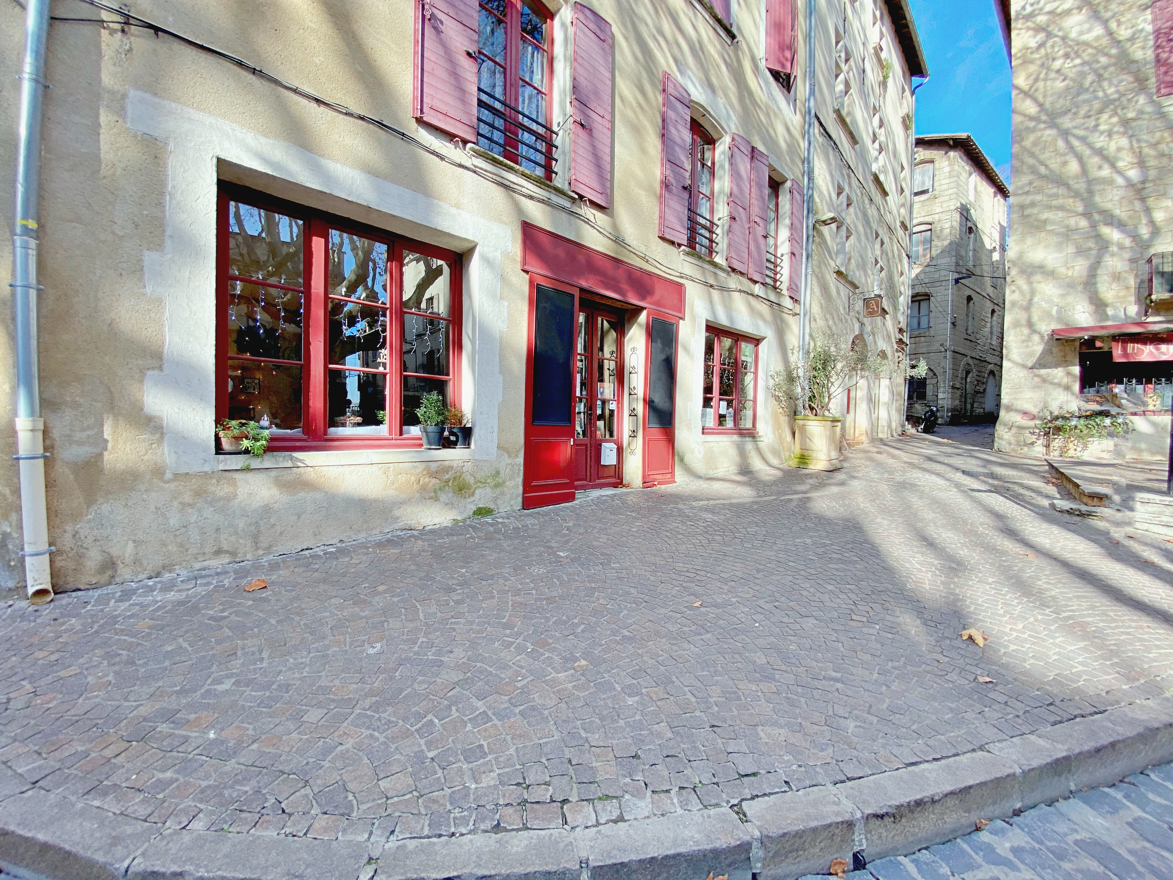 📍Entre Nîmes et Avignon – Centre historique d’une ville d’environ 16 000 habitants.
À céder pour départ à la retraite, fonds de commerce de salon de thé, bar à jus et petite restauration, idéalement situé au cœur du centre historique, dans un environnement attractif et touristique.

Activité : 
* Salon de thé
* Bar à jus
* Petite restauration végétarienne faite maison
* Crêpes et glaces artisanales bio
* Consommation sur place et à emporter
Ouvert toute l’année, actuellement du mardi au samedi (petit-déjeuner, déjeuner, goûter).
👉 Activité exploitée aujourd’hui par une seule personne, offrant un FORT POTENTIEL DE DÉVELOPPEMENT du chiffre d’affaires : extension des horaires, embauche de personnel, exploitation de la seconde salle, organisation d’événements, etc.

Le local : 
* Surface d’environ 105 m²
* 2 salles (dont 1 seule actuellement exploitée)
* Cuisine équipée
* 1 WC
* 25 couverts en intérieur
* Environ 20 couverts en terrasse
* Mobilier de terrasse neuf
* Matériel professionnel inclus

Conditions : 
* Bail commercial 3/6/9, récemment renouvelé
* Loyer mensuel charges comprises : 670 €
* Accompagnement possible du cédant pour la transition
* Résiliation possible par le preneur tous les 3 ans

Atouts : 
✔ Emplacement recherché en centre historique 
✔ Concept différenciant, sain et tendance 
✔ Commerce clé en main 
✔ Loyer très attractif 
✔ Fort potentiel d’évolution 
✔ Établissement labellisé Accueil Vélo 
✔ Aucun personnel et aucun contrat fournisseur n'est à reprendre

Pour des raisons de confidentialité, les bilans comptables seront communiqués après visite, et sur présentation d’éléments attestant de la capacité de financement (accord bancaire de principe ou justificatifs équivalents).

📸 Pour découvrir davantage de photos et d’informations, consultez l’annonce complète sur le site : 👉 https://bskimmobilier.com/bien/beaucaire/fonds-de-commerce/315196