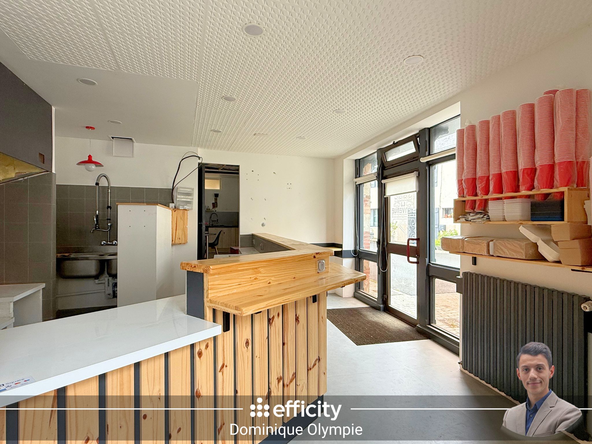 22410 SAINT-QUAY-PORTRIEUX – IMMEUBLE 194 M² : LOCAL D’ACTIVITÉ 113 M² + APPARTEMENT DUPLEX 81 M²

Bienvenue au cœur de Saint-Quay-Portrieux, dans cet ensemble immobilier polyvalent qui allie un local commercial (idéal pour petite restauration , Snacking ou restaurant mais aussi pour tout type d’activité) et un duplex lumineux de 81 m². Un emplacement rêvé à deux pas de la mer et de toutes les commodités.


L'agencement du local d’activité de 113 m² est le suivant :
- Une cuisine.
- Un bar.
- Une salle.
- Une réserve.

L’agencement de l’appartement duplex de 81 m² est le suivant :
Au premier étage :
- Un salon.
- Un bureau.
- Une première chambre.
- Une salle d'eau.
- Un WC.
- Un placard.

Au deuxième étage :
- Une deuxième chambre.
- Une troisième chambre.

Informations complémentaires :
- Le chauffage est produit par une chaudière gaz.
- La production d'eau chaude est assurée par cette même chaudière.
- La taxe foncière annuelle est de 1 342€.


Cette bien idéalement située au cœur de Saint-Quay-Portrieux, est à visiter rapidement.
Pour tout contact, adressez-vous à Dominique OLYMPIE au 06 23 57 07 02 ou par mail à dolympie@efficity.com en laissant vos coordonnées.