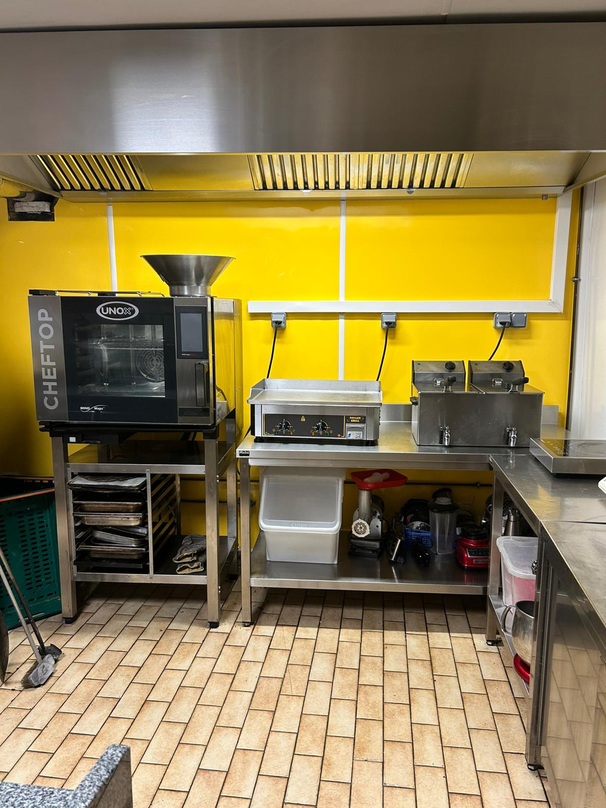 🍕 À VENDRE – PIZZERIA "LE REPAIRE ARDÉCHOIS" – SATILLIEU (07) 🍷
Opportunité rare en Ardèche : fonds de commerce à vendre dans le charmant village de Satillieu, au coeur de l'Ardèche verte,  bénéficiant d’une clientèle fidèle locale et touristique en saison.
📍 Le Repaire Ardéchois est une pizzeria réputée, prête à être reprise sans travaux ni investissement supplémentaire.
✅ CARACTÉRISTIQUES :
Surface totale : 100 m²
Salle intérieure : 28 couverts
Terrasse extérieure : 30 couverts
Cuisine professionnelle entièrement équipée (matériel de moins de 5 ans)
Four à pizza italien à sole tournante PAVESI 
Licence IV incluse
Fourgon Peugeot expert long de 2018 avec 135000km
Appartement de fonction de 100 m² à l’étage (inclus dans le bail)
Clientèle locale et de passage, bonne notoriété
Loyer mensuel : 1 150 €
Prix de vente : 95 000 € (fonds de commerce)
📦 Idéal pour un couple ou un professionnel souhaitant s’installer dans une région attractive et dynamique.
Établissement prêt à travailler immédiatement, aucun frais à prévoir.
Formation et accompagnement assurés au besoin!
Dossier photos complet sur demande.
📞 Contact :
Pour plus d’informations ou organiser une visite :
👉 Téléphone : 0627198346
👉 Email : f.drach@lerepaireardechois.com