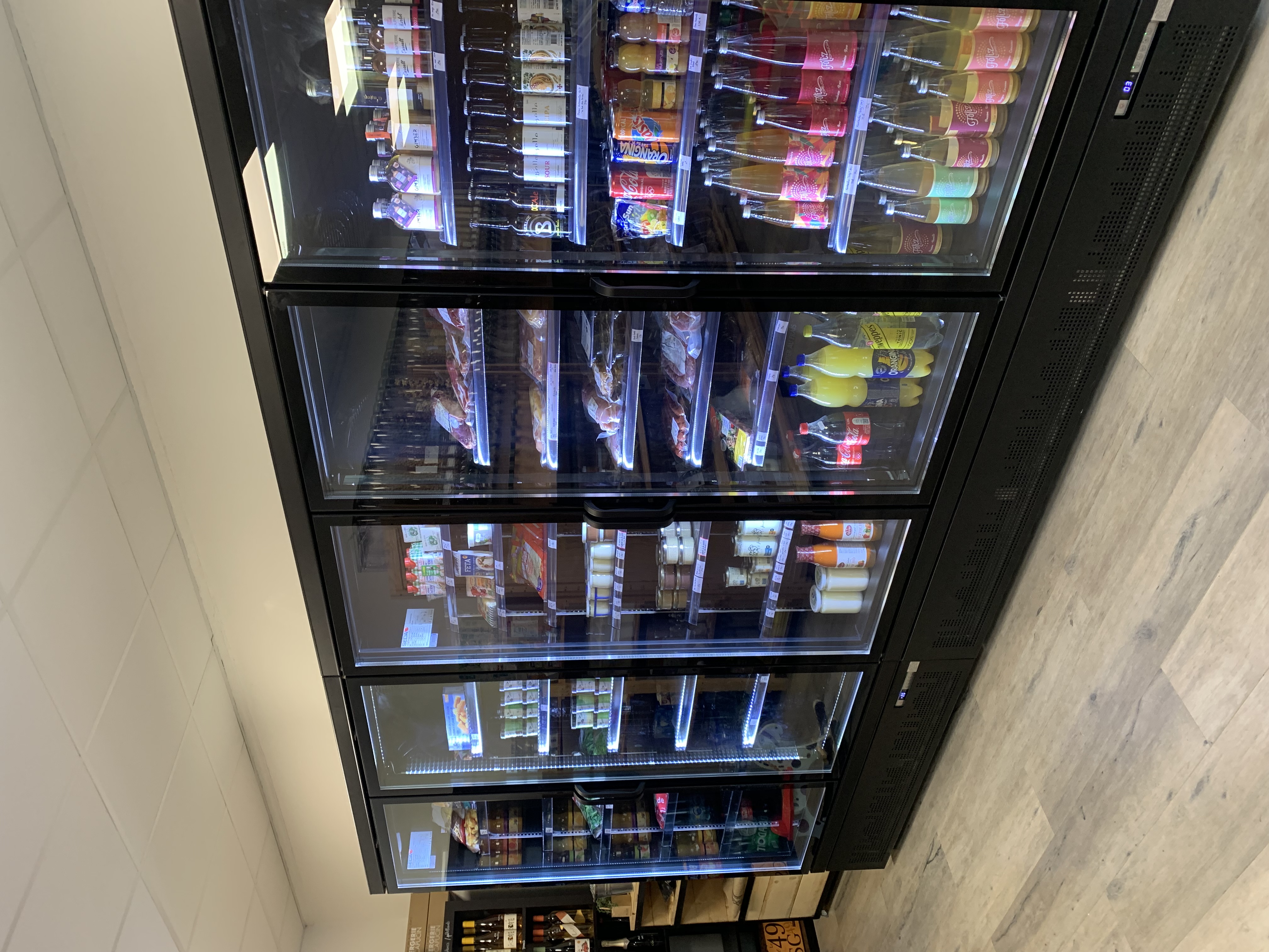 Voilà 15 ans que notre Epicerie anime chaque jour le village de Larra. Très prisé sur la périphérie toulousaine pour sa qualité de vie, Larra a beaucoup grandi depuis et continue son développement.  
Nous proposons des produits frais locaux, un rayon traiteur, le fromage et la charcuterie à la coupe. Nous faisons des livraisons, des colis entreprise de fin d’année, des paniers de fruits et légumes différents chaque semaine, des plateaux raclette, apéro… 
Le chiffre d’affaire augmente chaque année.
Local 80m2. Parking juste devant. Centre village. Commerces, cabinet médical, kiné, écoles juste à côté. Lumineux et très bien situé. 
Matériel renouvelé il y a 2 ans.
Prix demandé 65000€