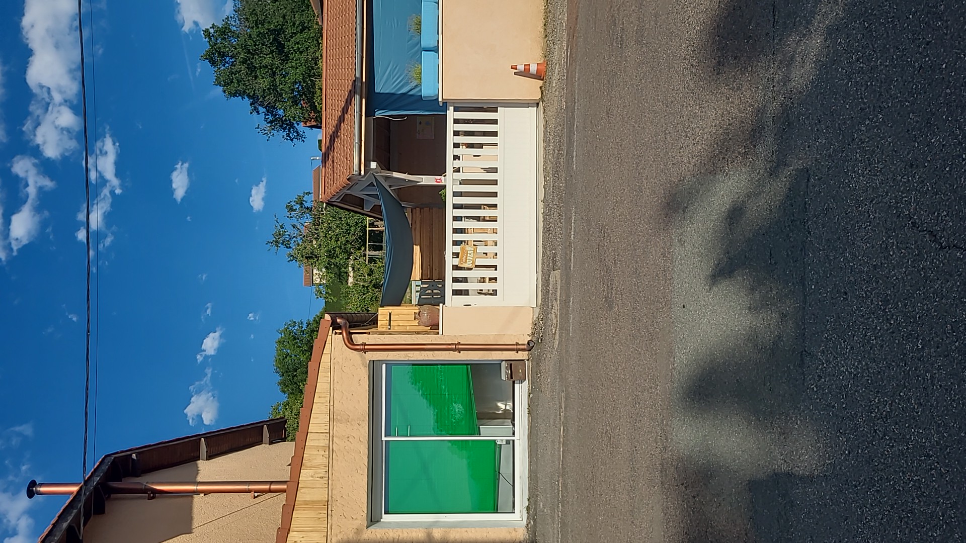 Pizzeria à emporter à vendre sur un axe très fréquenté  dans un village dynamique, de 1300 habitants. Clientèle locale et saisonnière. 
Cet établissement profite d'une grande terrasse pouvant accueillir 50 couverts et équipée d'un four à bois traditionnel et d'une cuisine de restauration bien équipée. 
Cet affaire peut être reprise sans investissements supplémentaires et être développée rapidement. 
À découvrir sans tarder !
Pour voir cet établissement 
Les photos sont disponibles sur le moteur de recherche Google. 
Merci beaucoup