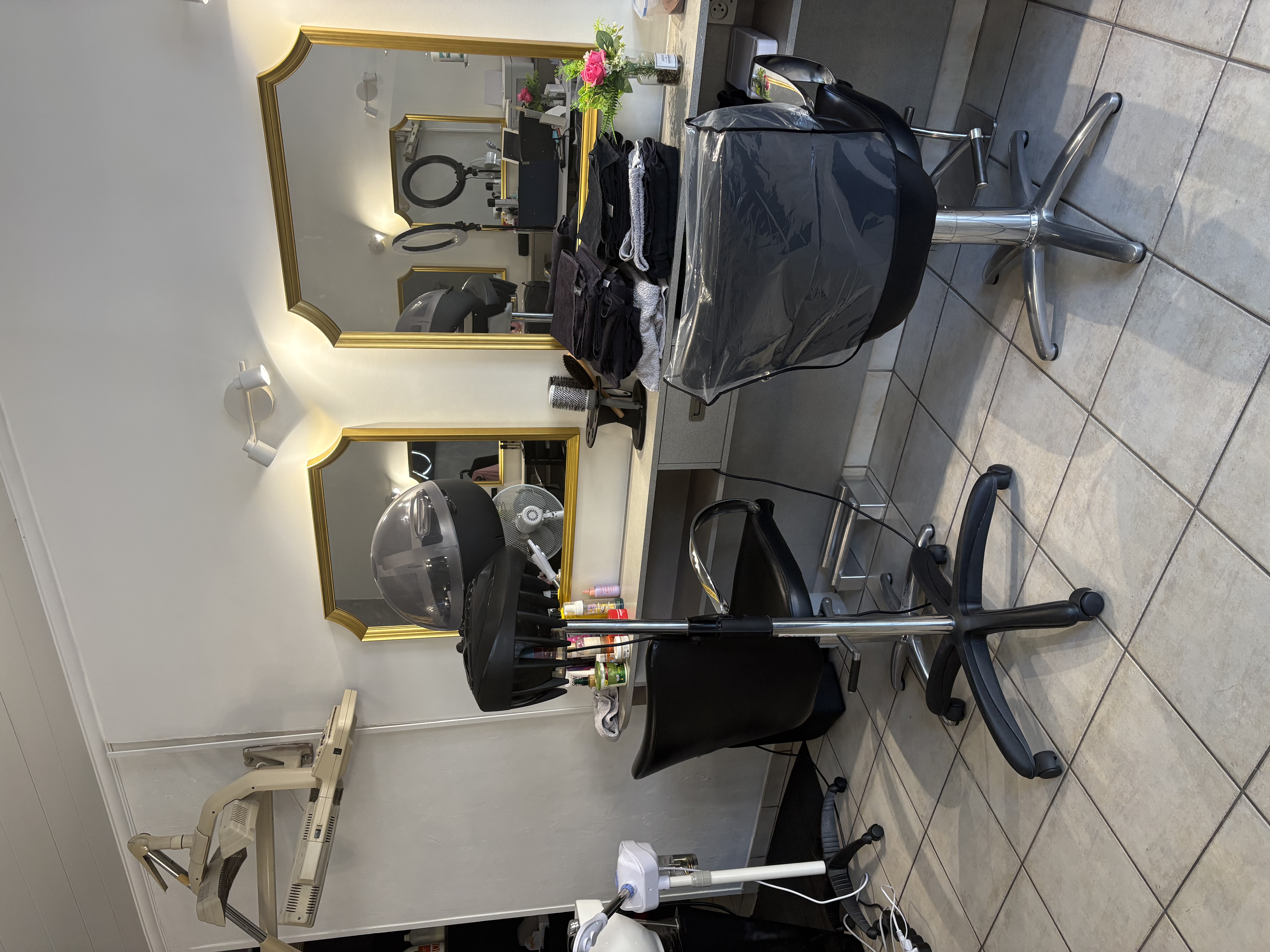 À VENDRE – Fonds de commerce Salon de Coiffure – Emplacement idéal en centre-ville
Belle opportunité pour un professionnel de la coiffure ou un investisseur ! Possibilité de faire également les activités suivantes : Onglerie, Headspa, Massage, Browlift et Extension de cils.

Je mets en vente le fonds de commerce de mon salon de coiffure, idéalement situé en plein cœur du centre-ville, dans une zone commerciale dynamique bénéficiant d'un fort passage et entourée de nombreux commerces de proximité.

Le salon comprend :
35 m² de surface commerciale à l'étage, lumineux et parfaitement agencé.
15 m² de sous-sol, idéal pour le stockage, la buanderie ou un espace technique.

Salon fonctionnel, prêt à être exploité immédiatement.

Les points forts :
Emplacement recherché avec une excellente visibilité.
À proximité immédiate des transports en commun (ligne J).
Situation idéale, proche de plusieurs grandes villes et de la Normandie.
Quartier commerçant dynamique avec une clientèle fidèle et un fort potentiel de développement.
Convient parfaitement pour une première installation ou pour développer une activité existante.
Le salon est exploitable sans travaux majeurs et offre de belles perspectives de croissance.
0 salarié à reprendre

Places de Parking situées juste devant le commerce.
