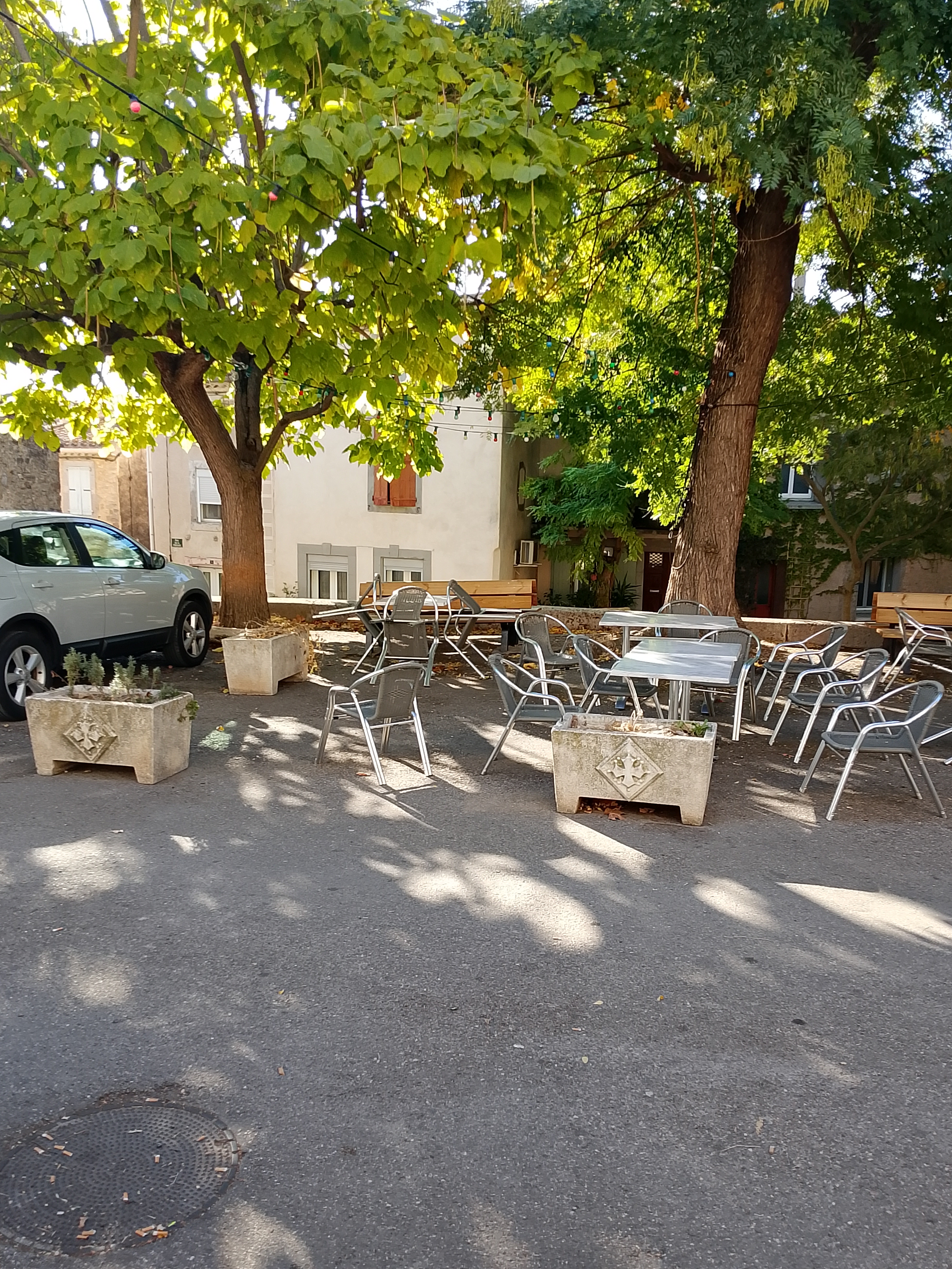 À saisir, tres Urgent, suite à des motifs personnels vente du fond de commerce d'un cafe multiservices dans un petit village des corbières.
Idéalement situe dans un endroit tranquille au centre du village avec sa terrasse, le café avec licence iv est composé d'une salle principale d'environ 20/25 places (suivant configuration) et d'environ 30 place en terrasse voir plus lors de manifestations.
Non utilisés pour la restauration actuellement, 1 salle plonge et une cuisine sont présentes , idéal pour faire une petite restauration a l'annee .Logement sur place indissociable du fonds, loyer 3/6/9 (860 € le total). Logement de 122 M2 composé d.un salon/ cuisine , 2sdb, 3 chambres. Idéal pour aventure familiale. Prix du fond négociable dans la limite du raisonnable. Bailleur et licence iv municipale.