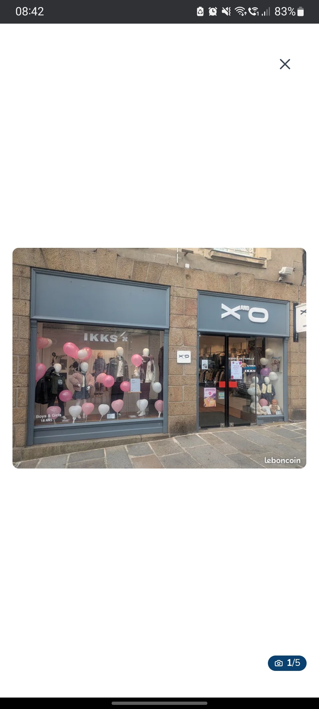 Local commercial 40 m² FOUGERES Situé en hyper-centre de Fougères, cette boutique d'environ 40 m² a été entièrement rénovée en 2023. Elle comprend, une surface de vente, réserve et WC. 2 rideaux métalliques devant vitrine et porte. Loyer mensuel de 750€ HT + 10€ de provision pour charges. Cession de Droit au Bail de 18300€ frais d'agence inclus Surface : 40 m² Non soumis au DPE Consommation énergie primaire : Non communiqué Consommation énergie finale : Non communiqué