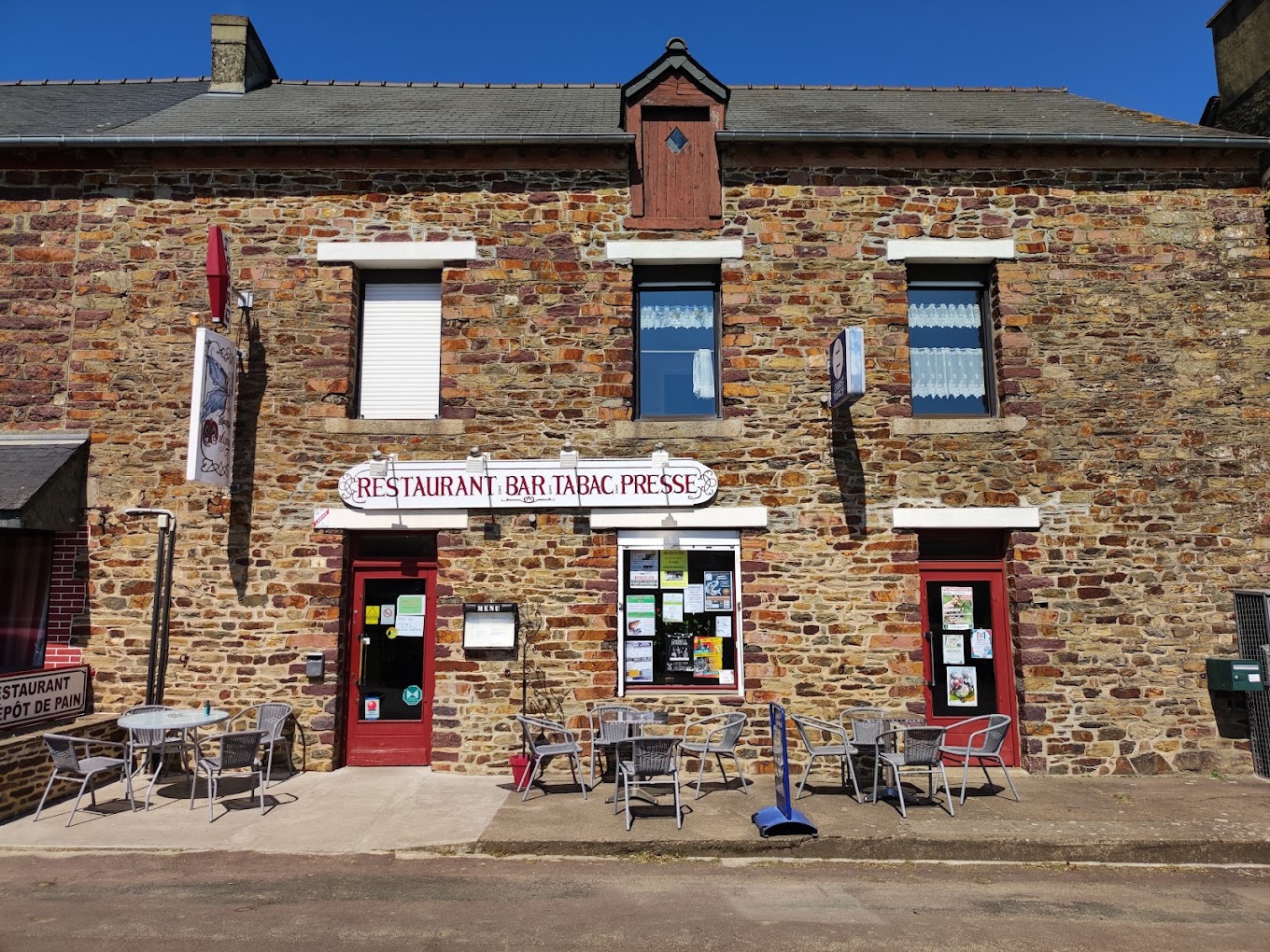 Location gérance d'un restaurant-bar-tabac.
Située idéalement au centre du bourg de Saint-Maugan (35), la "Fée Malgane" est un commerce multiservice de proximité qui bénéficie d'un emplacement stratégique et d'une clientèle fidèle. 
Ce commerce dispose d'une salle de restaurant accueillante (~30 couverts), d'un espace bar convivial, d'un comptoir tabac et d'une terrasse devant l'établissement. Le logement de type 4 (80m²) spacieux est situé juste au-dessus de l'établissement. 
Le loyer est de 600 € TTC/mois.
Réel potentiel de développement du chiffre d’affaires.
Possibilité de développer de l'activité traiteur ou évènementielle.
Date limite de réception des candidatures le 3 juillet 2026.
Contact: mairie - 14, rue du Morbihan - 35750 Saint Maugan
Téléphone: 02 99 09 99 25
courriel: mairie.saint-maugan@wanadoo.fr
site: http://www.saint-maugan.fr