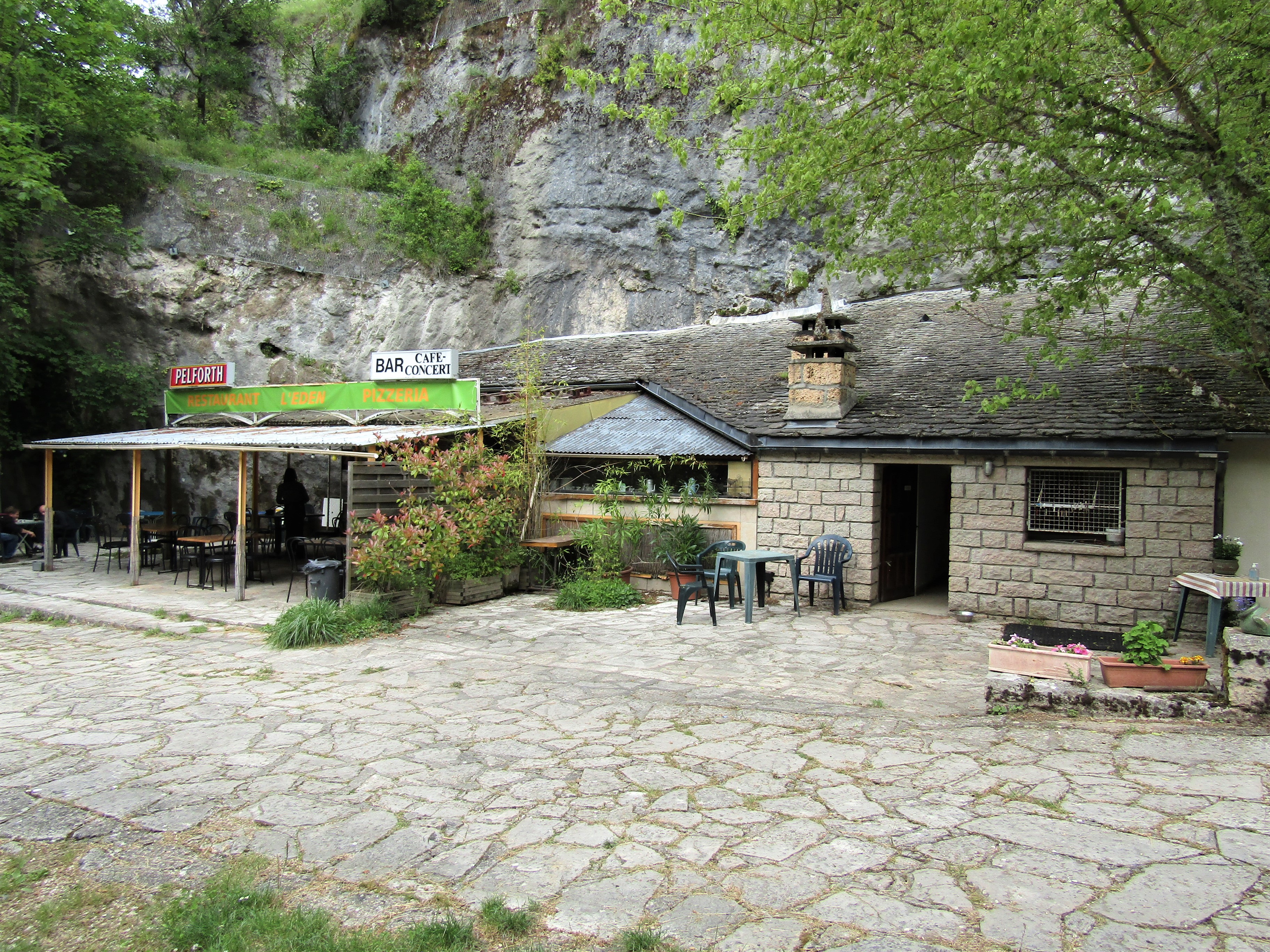 Dans l’un des sites les plus emblématiques des Gorges du Tarn, un restaurant -pizzéria-bar est à céder.  
Il se situe dans un hameau touristique, fortement fréquenté en période estivale.
L’établissement saisonnier se trouve en bordure du Tarn, avec un accès direct à la baignade, cette oasis accueille essentiellement des touristes.
Le restaurant dispose d’une salle de 25 couverts et de plusieurs terrasses ombragées, pour une capacité totale de 100 couverts.
L’établissement est situé sur un terrain d’un hectare, la partie arborée en bordure de plage est équipée d’une buvette indépendante et de 20 tables de pique-nique.
Le lieu permet d’accueillir des concerts.
Pas de salarié à reprendre.

Vente du fonds de commerce : 55 000€ 
Bail commercial : 1 024€ / mois comprenant la licence IV.