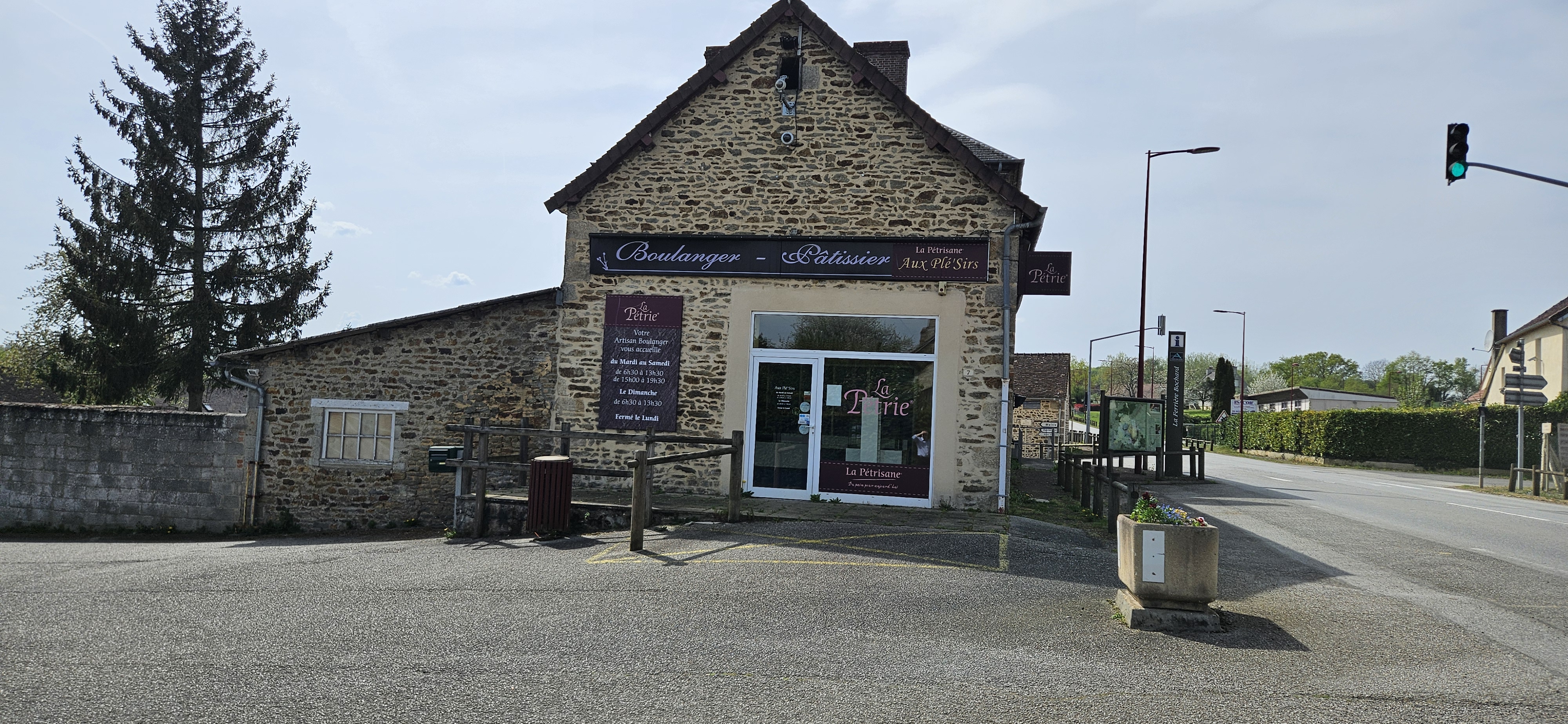 Boulangerie Pâtisserie à reprendre dans notre village sur route très passante entre Alençon et St Pierre des Nids (RD1)
Parking devant la boulangerie
Espace de vente équipé
Un appartement situé au dessus de la boulangerie (2 chambres, Salle à manger, cuisine, salle de bain) compris dans le bail.
Loyer 950€ par mois