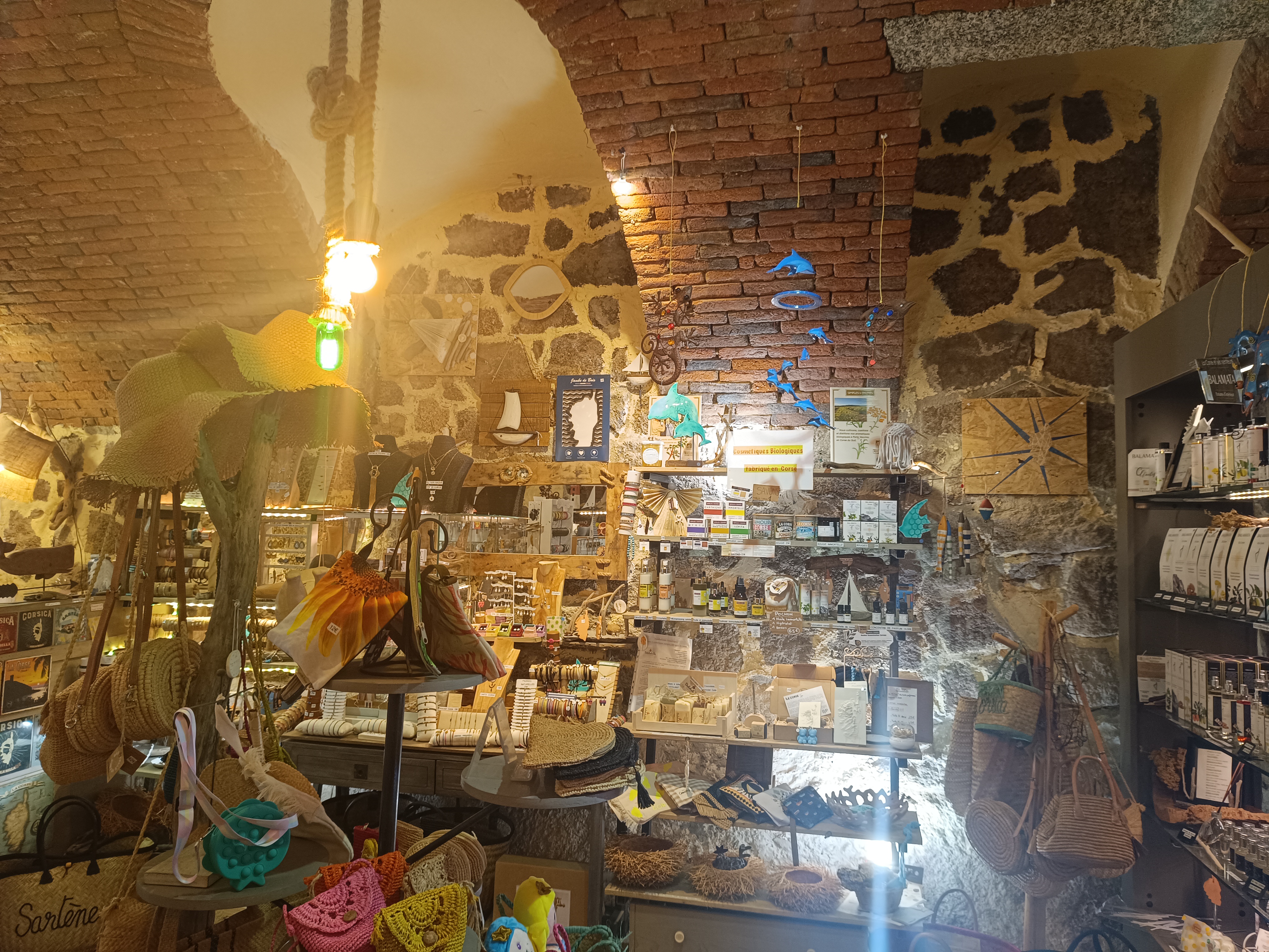 Cède boutique de souvenirs cadeaux et artisanat située dans la vieille ville au coeur du village le plus corse : Sartène !

Local commercial de 25m2 avec voûte d origine et pierres apparentes.
Réserve attenante avec frigo, micro ondes, étagères pour le stockage, point d eau.
Toilettes avec lavabo séparées accolées au local commercial.

Bail tous commerces.
Loyer très intéressant de 500€/mois soit 6000€/an.

Vendu avec stock et meubles.
Possibilité vente sous seing privé.

Cause vente : achat d un autre commerce