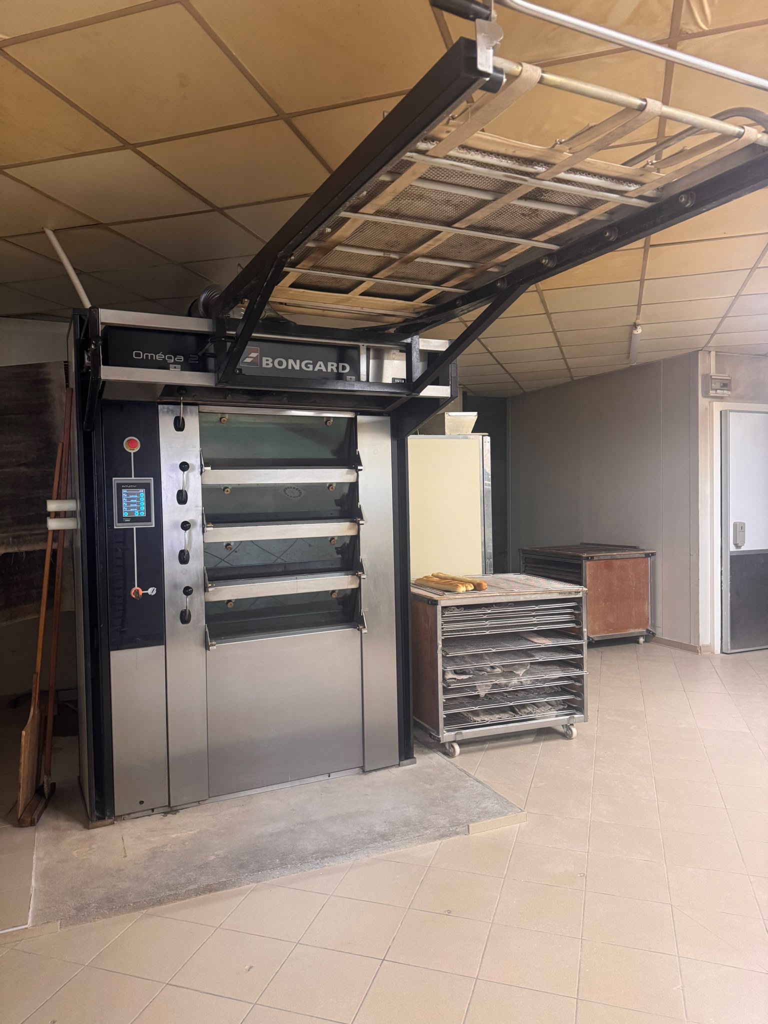 Vends Boulangerie Pâtisserie au cœur d’une grande ville à 300m du gare sud.
Beaucoup de commerces  et bureaux à proximité.. pharmacie, école maternelle primaire et lycée , pôle médical, infirmier,supérette, presse tabac etc
Bon chiffre d affaire avec un EBE excellent 
Livraison tout les jours de la semaine (2 épicerie et 1 restaurant)
Possibilité de faire beaucoup+ en snacks et pâtisseries
Une place au marché ( jeudi et dimanche)
Une place stand en face de la gare ( deux jour par semaine)
Matériel entretenu en très bonne état 

Laboratoire patisserie neuf et boutique refaite en 2025
Aucun frais à prévoir
Logement sur place 1 chambre.
N’hésitez pas de m’appeler