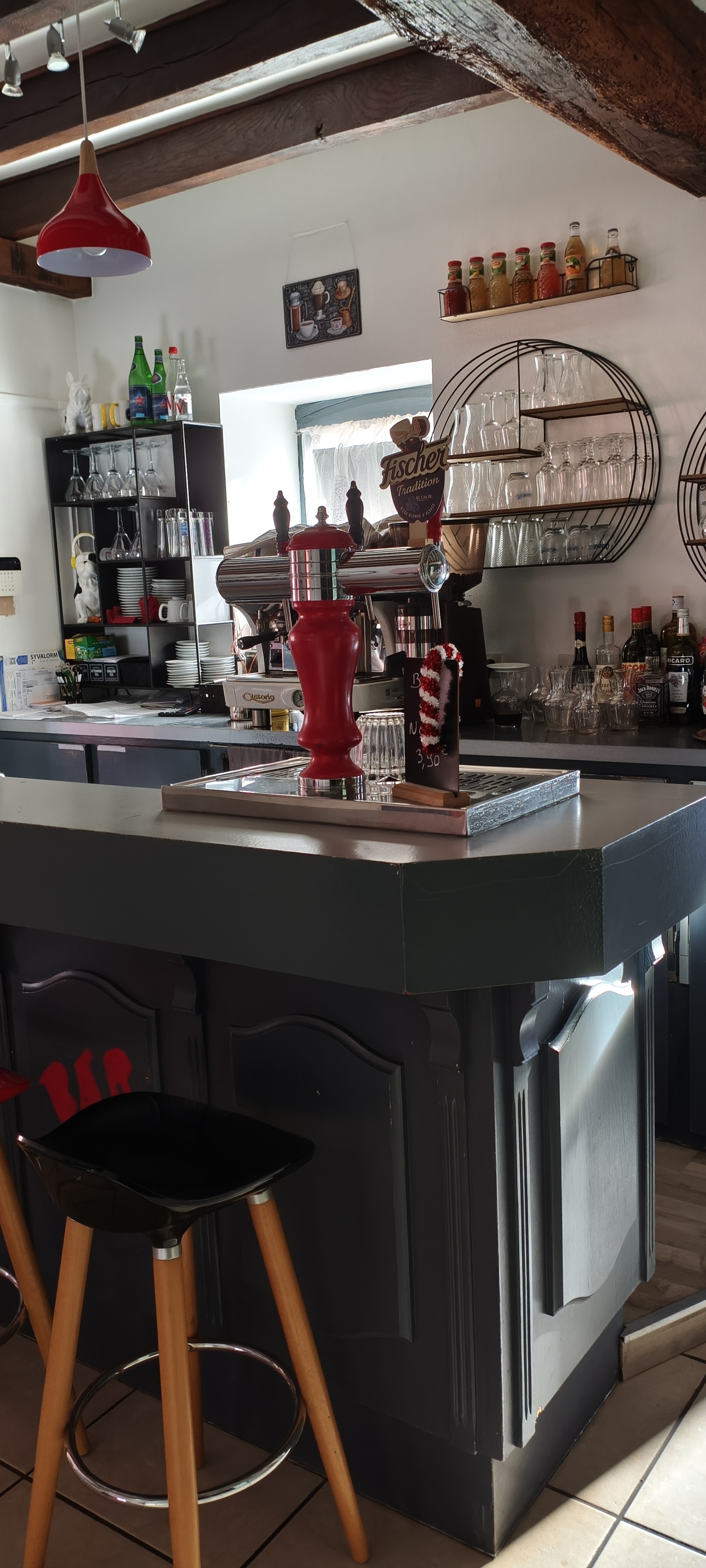 A vendre Fonds de commerce Restaurant  Village de charme
Opportunité à saisir : fonds de commerce de restaurant avec licence IV 

Établissement offrant une belle capacité d'accueil avec 60 couverts en salle et une agréable terrasse de 20 places. 

Actuellement exploité uniquement le midi en semaine et fermé les week-ends, l'établissement bénéficie de 5 semaines de congés annuels, préservant un excellent équilibre vie professionnelle / personnelle.

Loyer 640 euros
Pas d'impôt pendant 5 ans 
Pas de taxe foncière 

Affaire idéale pour un couple souhaitant allier qualité de vie et potentiel professionnel. Belle marge de développement possible avec extension des horaires, privatisations ou événements.