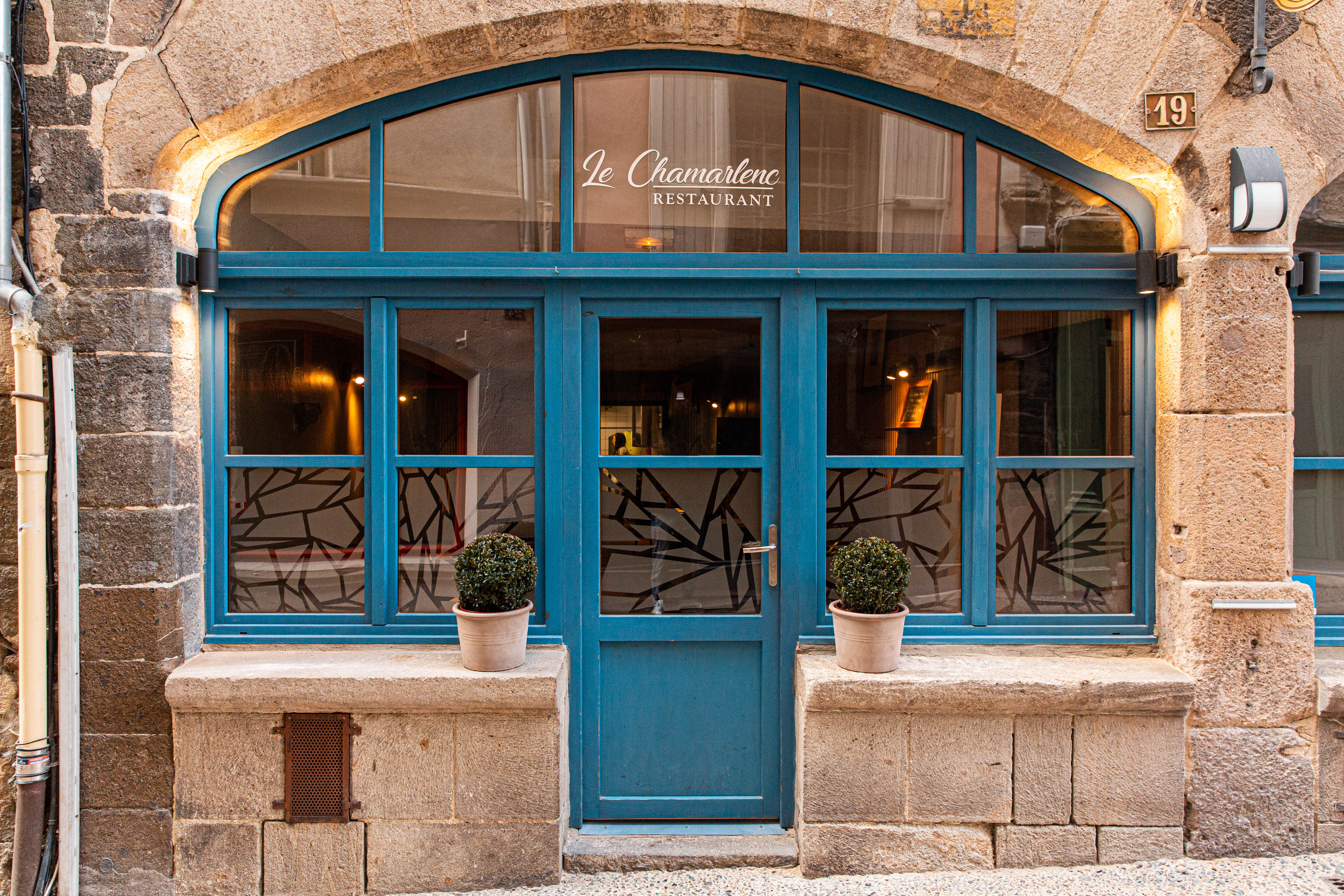 Situé au cœur du centre historique du Puy-en-Velay, au pied de la cathédrale et directement sur le passage des pèlerins du chemin de Saint-Jacques-de-Compostelle, le restaurant Le Chamarlenc bénéficie d'un emplacement privilégié alliant forte fréquentation touristique et clientèle locale fidèle.  

Entièrement rénové en 2023, l'établissement est vendu clé en main, prêt à être exploité immédiatement sans travaux à prévoir.  Le restaurant développe une surface d'environ 130 m² et offre une capacité d'accueil d'environ 30 couverts en salle, dans un espace entièrement climatisé. Un droit de terrasse saisonnier permet également d'accueillir une trentaine de couverts supplémentaires durant la période estivale. 

L'outil de travail a été pensé pour une exploitation confortable et efficace avec :  une cuisine professionnelle répartie sur deux espaces distincts ; 
une cave en sous-sol particulièrement pratique pour le stockage ; 
un espace back-office dédié au rangement et à l'organisation ; 
des sanitaires entièrement refaits à neuf ; 
la possibilité de disposer d'une place de parking.  

L'établissement présente un fort potentiel de développement grâce à sa localisation exceptionnelle, sa visibilité et sa réputation déjà établie auprès d'une clientèle régulière et touristique.  

Prix : 130 000, Faire offre possible  

Merci de privilégié les sms 
0659016404 ou 0625321568

Pour toute demande d'information complémentaire ou pour organiser une visite, merci de nous contacter.