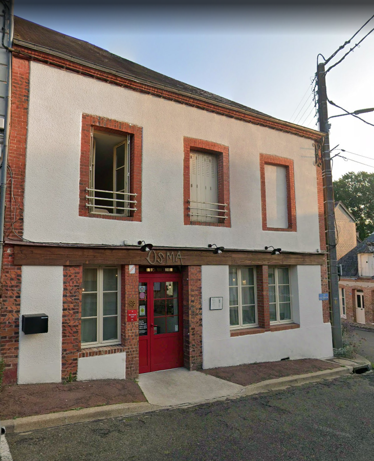 La commune de Sargé-sur-Braye recherche un professionnel de la restauration et de l'hôtellerie pour reprendre l'exploitation de son hôtel-restaurant communal, situé au cœur du village.
Description de l'établissement
Le bâtiment comprend :
Au rez-de-chaussée
•	Une salle de restaurant ;
•	Une cuisine professionnelle ;
•	Une réserve ;
•	Des sanitaires ;
•	Un local poubelles ;
•	Deux entrées indépendantes.
À l'étage
•	Deux chambres d'hôtel ;
•	Une lingerie ;
•	Une partie privative constituée d'un logement de fonction comprenant :
o	Un salon ;
o	Trois chambres ;
o	Un bureau ;
o	Une salle de bain ;
o	Des toilettes.
Dépendances
•	Une cave ;
•	Un grenier.
La commune est propriétaire des murs ainsi que de la licence IV, qui sera mise à disposition du futur exploitant dans le cadre d'une location.
Un environnement favorable à l'activité
Située dans le Perche, la commune de Sargé-sur-Braye bénéficie d'un cadre de vie agréable et d'une situation géographique attractive, à seulement 20 minutes de la gare TGV de Vendôme.
Le village dispose de commerces et services de proximité :
•	Boulangerie ;
•	Épicerie ;
•	Agence postale communale ;
•	Bar-tabac ;
•	Salon de coiffure ;
•	Salon de coiffure et institut d'esthétique.
La commune dispose également d'un camping municipal saisonnier, constituant un apport de clientèle supplémentaire pour l'activité de restauration et de débit de boissons pendant la période touristique.
L'hôtel-restaurant occupe une place importante dans la vie locale et représente une opportunité pour un professionnel souhaitant développer une activité dans un territoire dynamique et accueillant.
Candidatures et renseignements
Les personnes intéressées sont invitées à contacter la mairie de Sargé-sur-Braye pour obtenir le dossier de présentation, les conditions de location et organiser une visite de l'établissement.