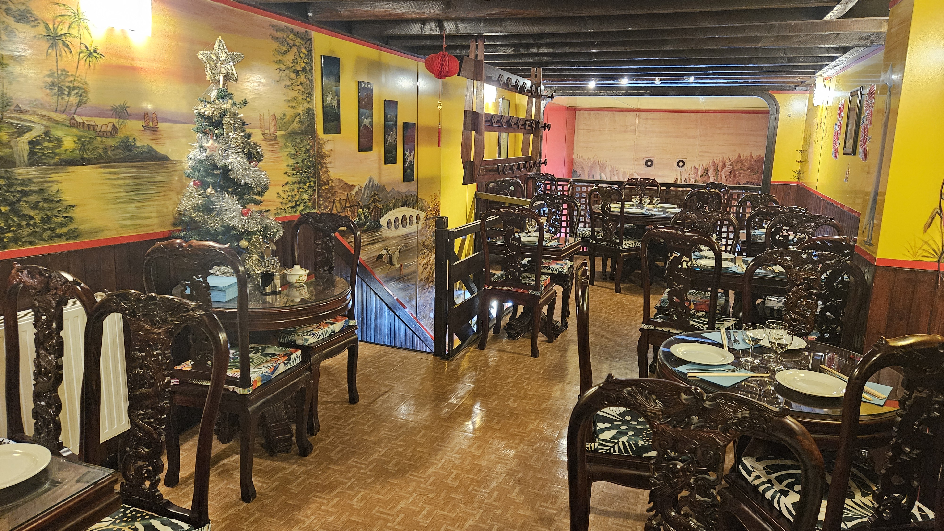 Restaurent Vietnamien 
Emplacement numéro 1 très bien placé,  clientèle fidèle depuis 10 ans.
Capacité de 50 couverts espace de 100m2
Pas de Frais d'agence direct propriétaire. 
Loyer mensuel 1200€ charge et taxe comprises. 
Bien équipé donc hotte, cuisine a gaz, frigo et congélateur etc..