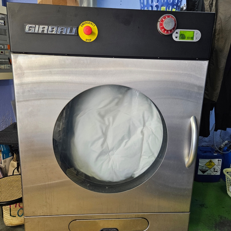 A vendre pressing blanchisserie de 100m2 idealement situé au centre du Thillot.
Commerce avec clientèle fidèle.
Local prêt à travailler immediatement.
Materiel professionel de qualité.
Idéale  pour une personne seule ou un couple souhaitant se lancer.
Pssiblité de former.
Bail en cours