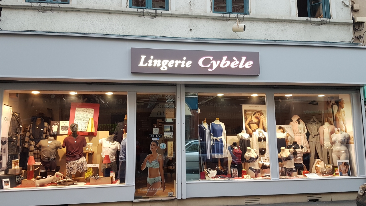 Vente de lingerie jour et nuit, Femme et Homme.
Belles marques :Aubade, Charmel, Prima Donna, Perèle, Chantelle ,Triumph, Oscalito Hom, Impetus  ...
55 m2 
Grande vitrine de 8 m
Emplacement N°1
Sur sous sol et appartement en étage
Chiffre d'affaire constant.
Clientèle fidèle. 
Grande zone de chalandise
Bail tout commerce
75 000€ Négociable
